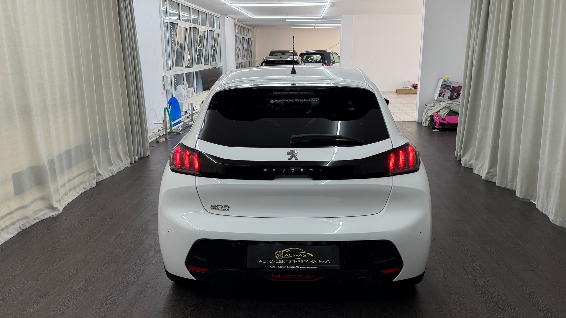 PEUGEOT 208 1.2 PureTech Allure EAT8-image-4