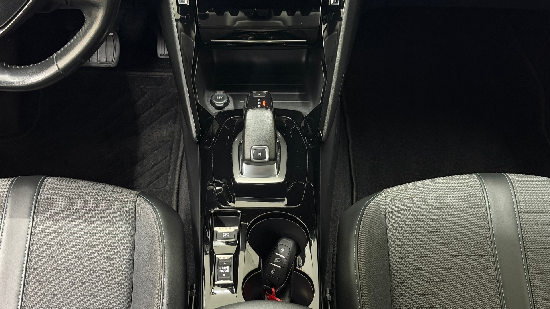 PEUGEOT 208 1.2 PureTech Allure EAT8-image-13