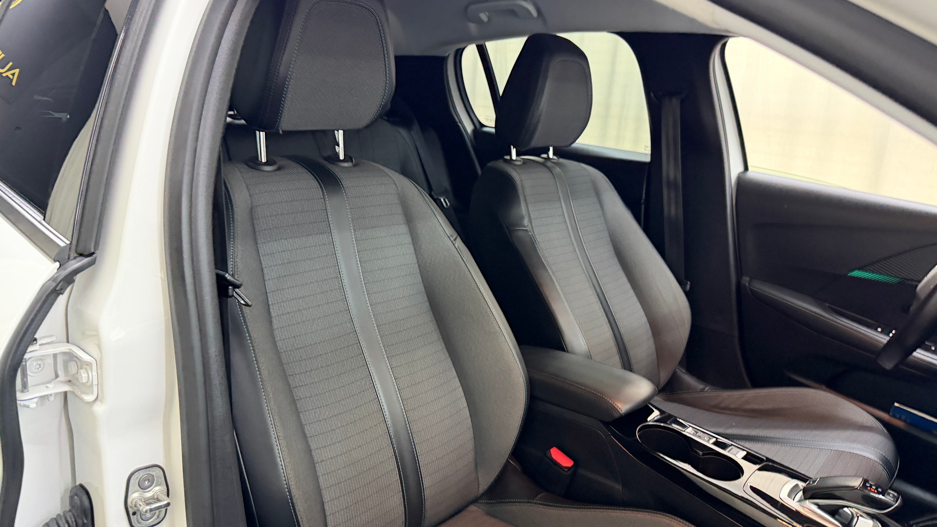 PEUGEOT 208 1.2 PureTech Allure EAT8-image-11