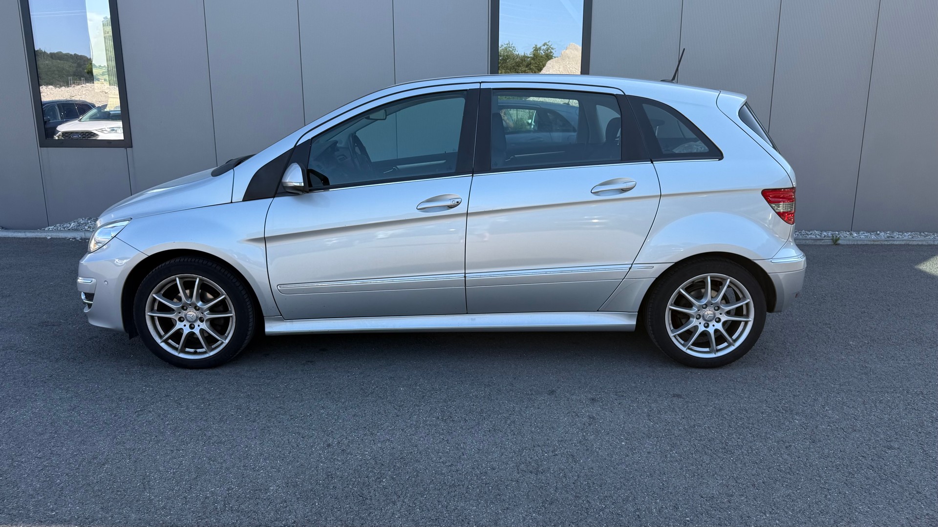 MERCEDES-BENZ B 180 Selection Autotronic-image-6
