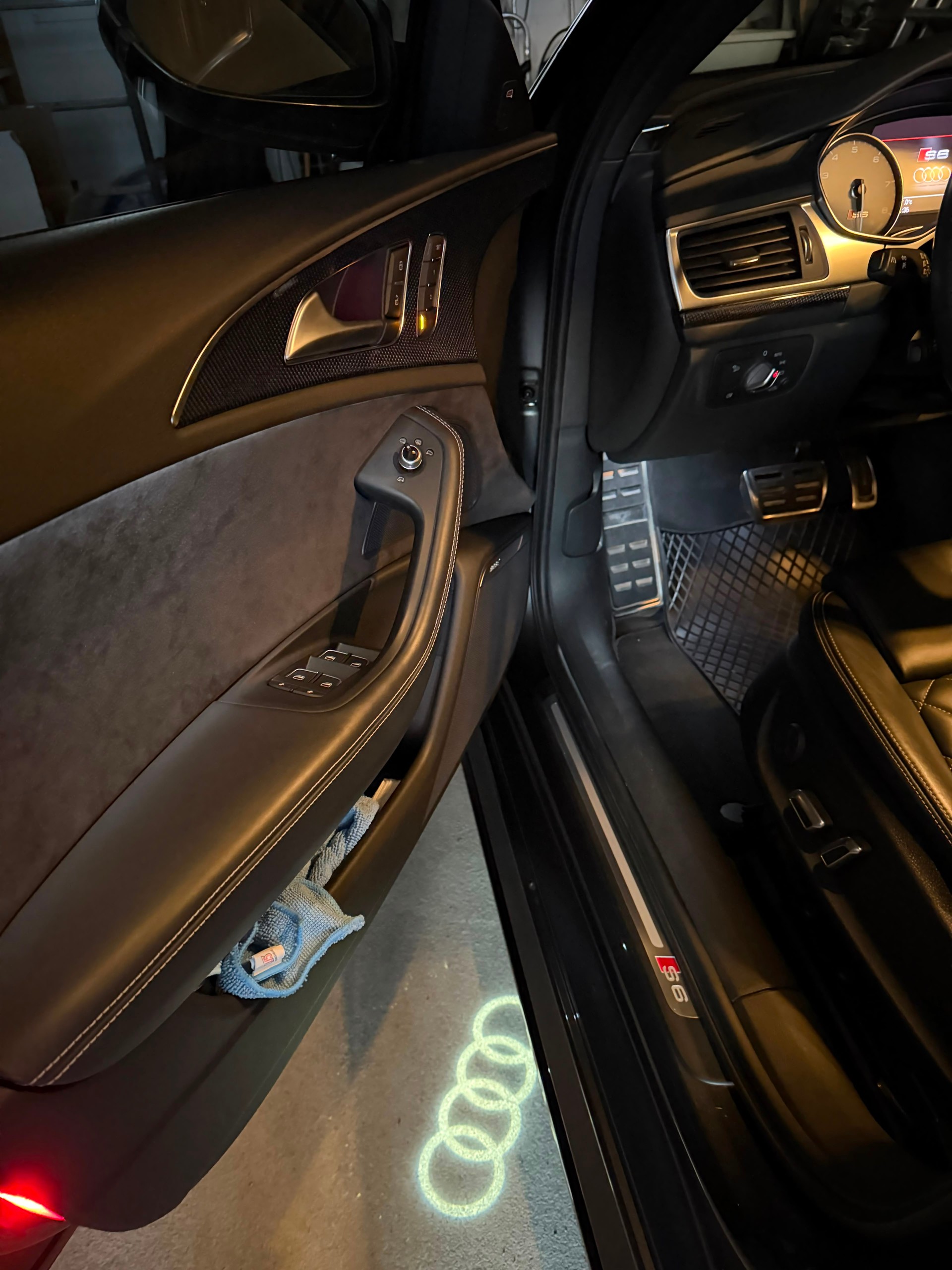 AUDI 4.0 V8 TFSI quattro S-Tronic-image-10