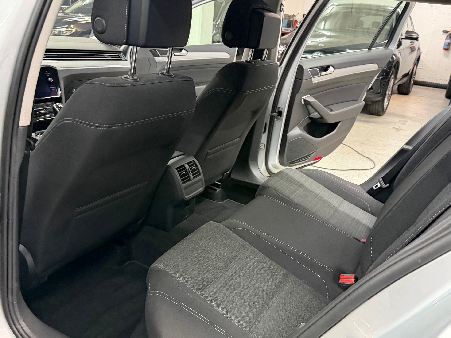 VW Passat 2.0 TDI BMT Business-image-9