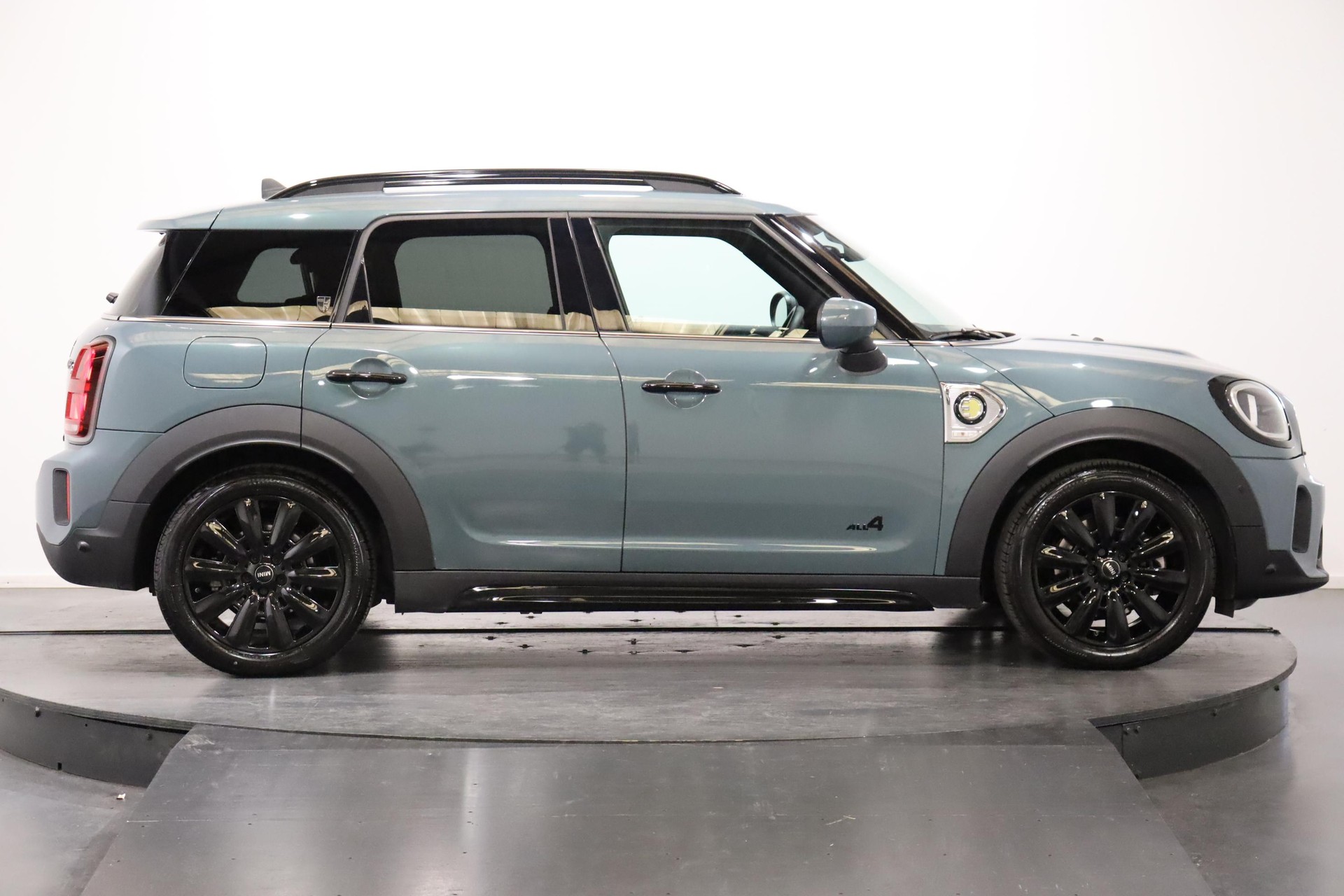 MINI Countryman F60 1.5i Cooper S E ALL4-image-3