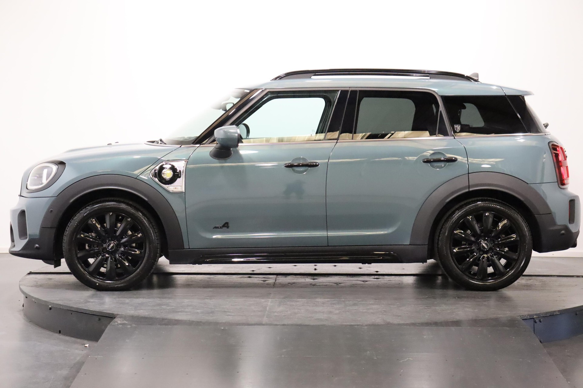 MINI Countryman F60 1.5i Cooper S E ALL4-image-2