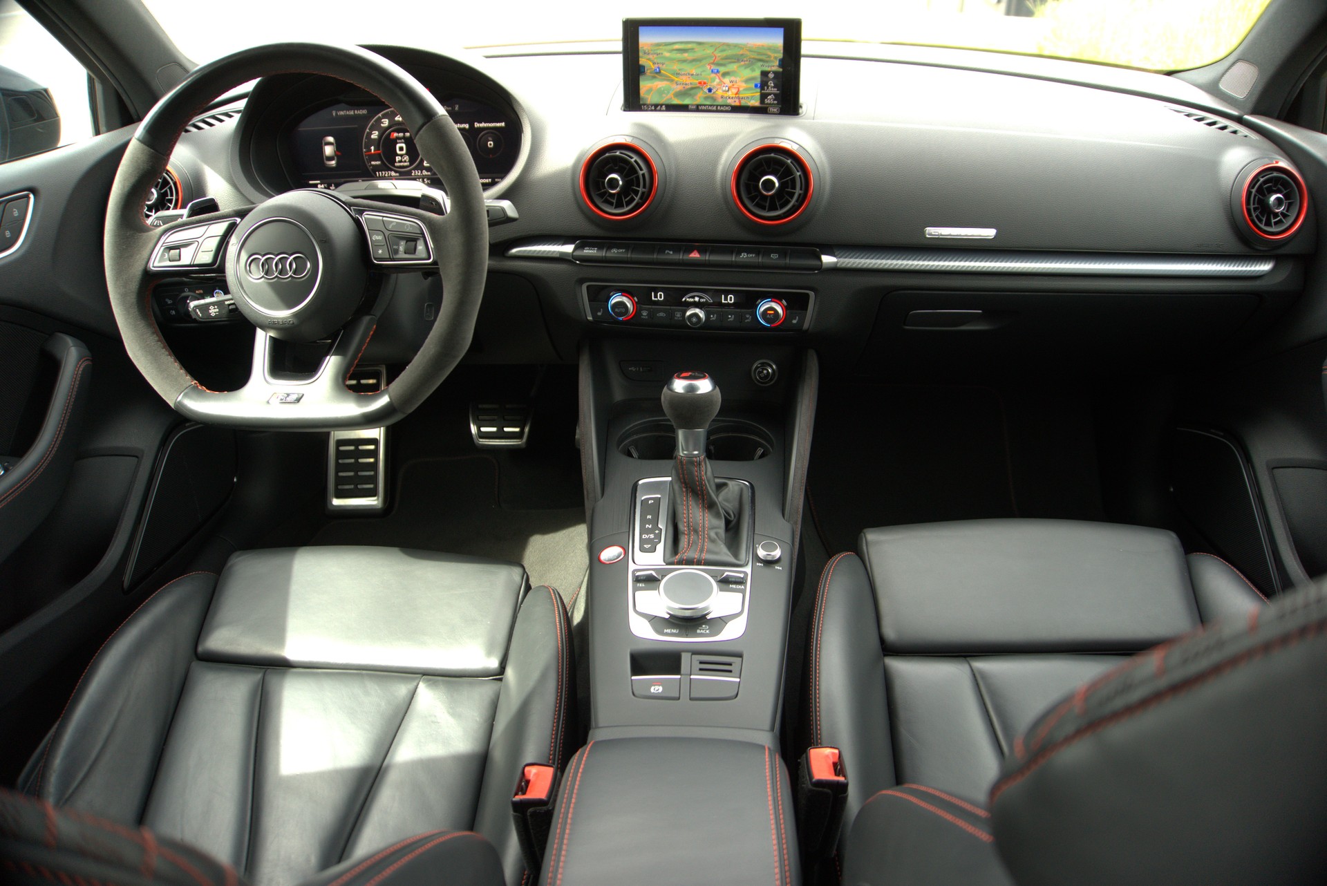AUDI RS3 Limousine 2.5 TSI quattro S-tronic-image-11