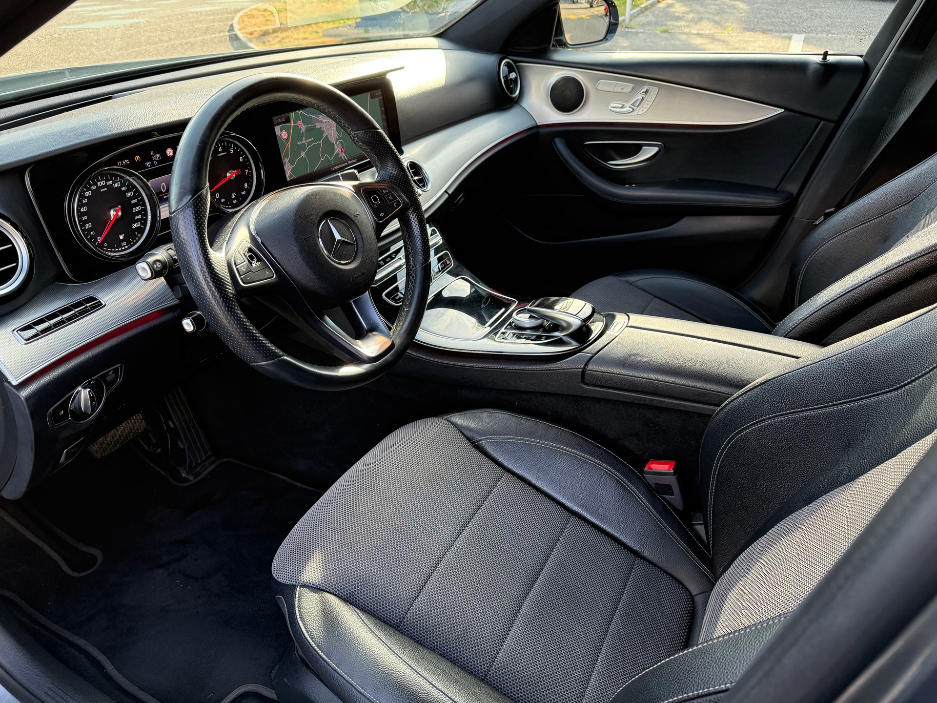 MERCEDES-BENZ E 200 Avantgarde 4matic Kombi-image-3