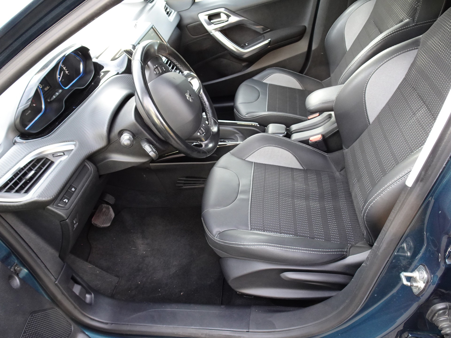 PEUGEOT 1.2 PureTech 110 Allure S/S-image-3