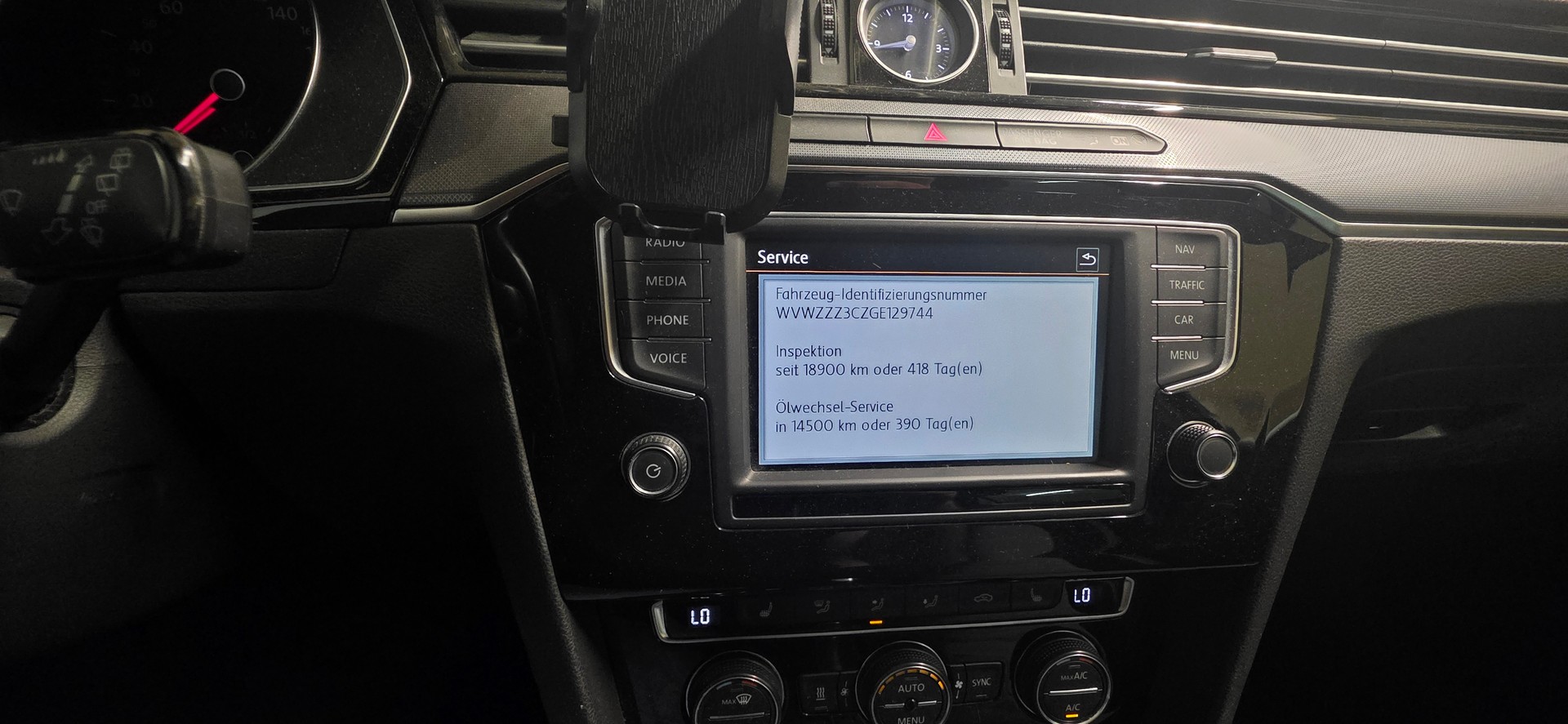 VW Passat Variant 2.0 TDI BMT R-Line DSG 4Motion-image-12