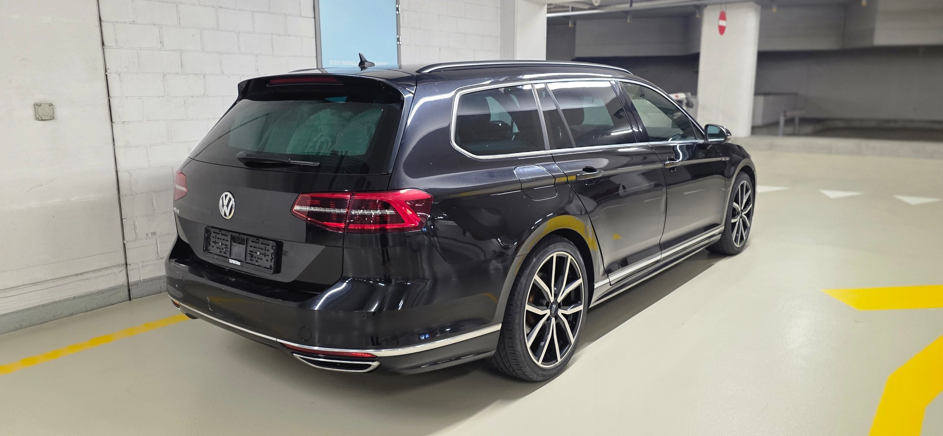 VW Passat Variant 2.0 TDI BMT R-Line DSG 4Motion-image-4