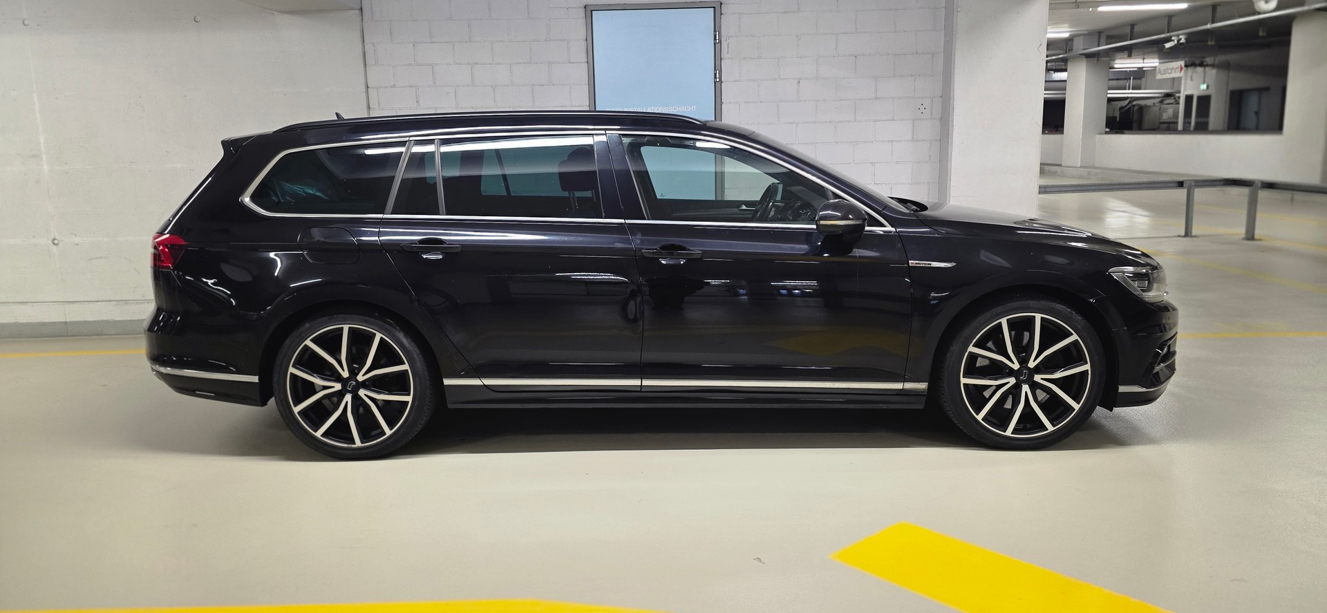 VW Passat Variant 2.0 TDI BMT R-Line DSG 4Motion-image-5