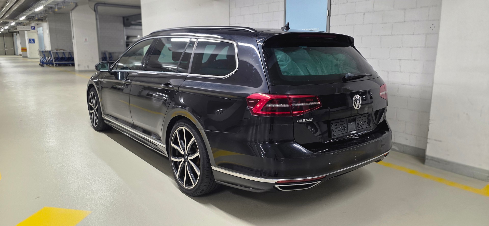VW Passat Variant 2.0 TDI BMT R-Line DSG 4Motion-image-2