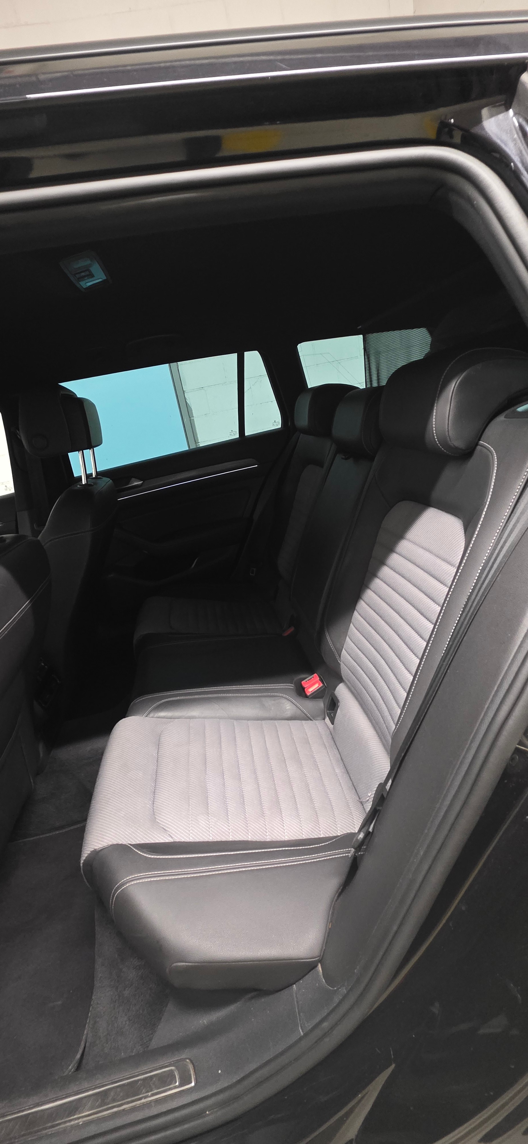 VW Passat Variant 2.0 TDI BMT R-Line DSG 4Motion-image-9