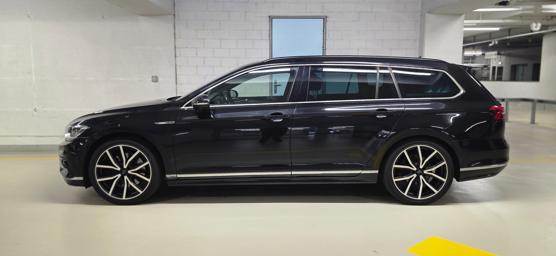 VW Passat Variant 2.0 TDI BMT R-Line DSG 4Motion-image-1