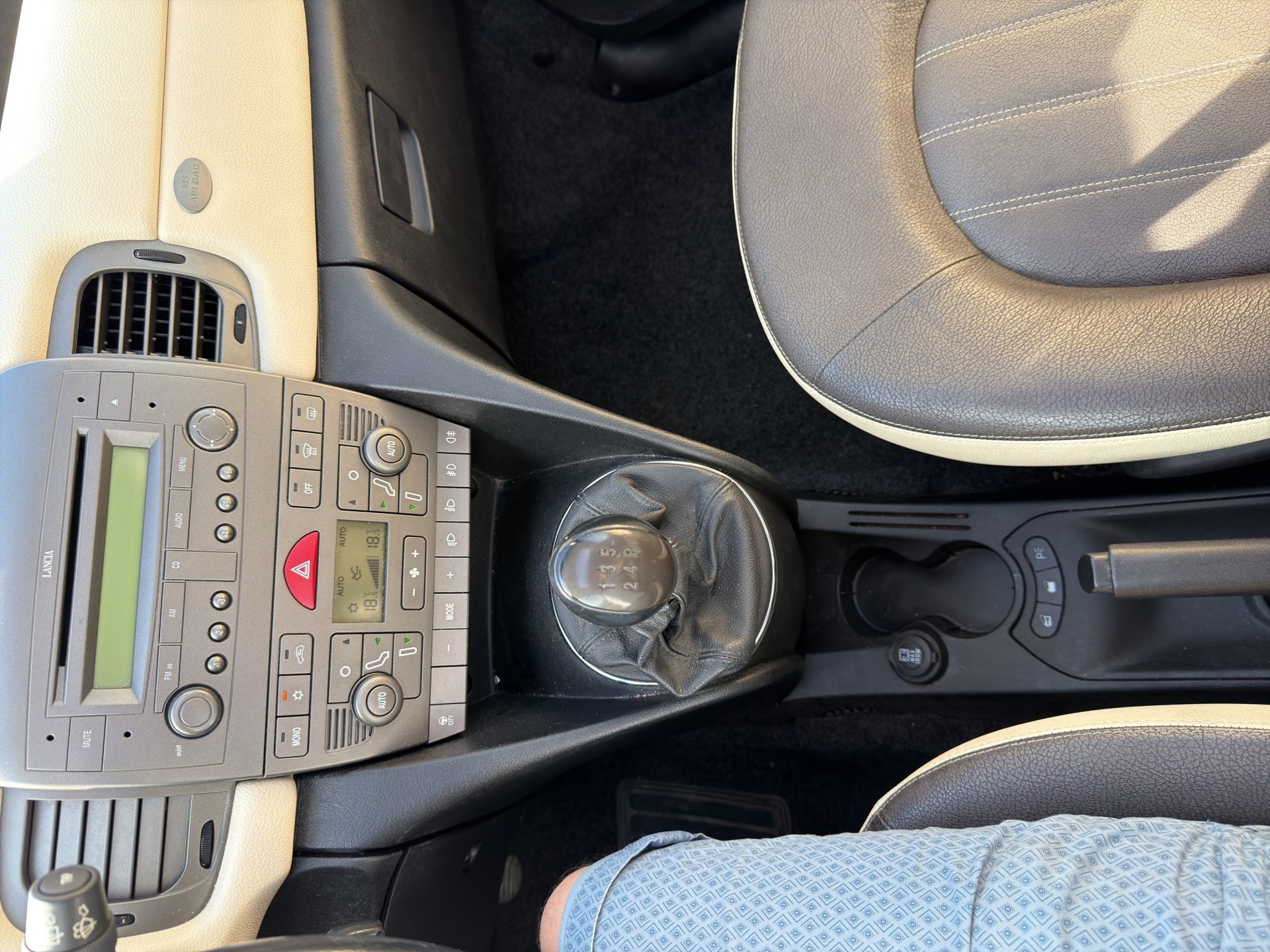 LANCIA Ypsilon 1.3 16V JTD Glamour B-Colore-image-9
