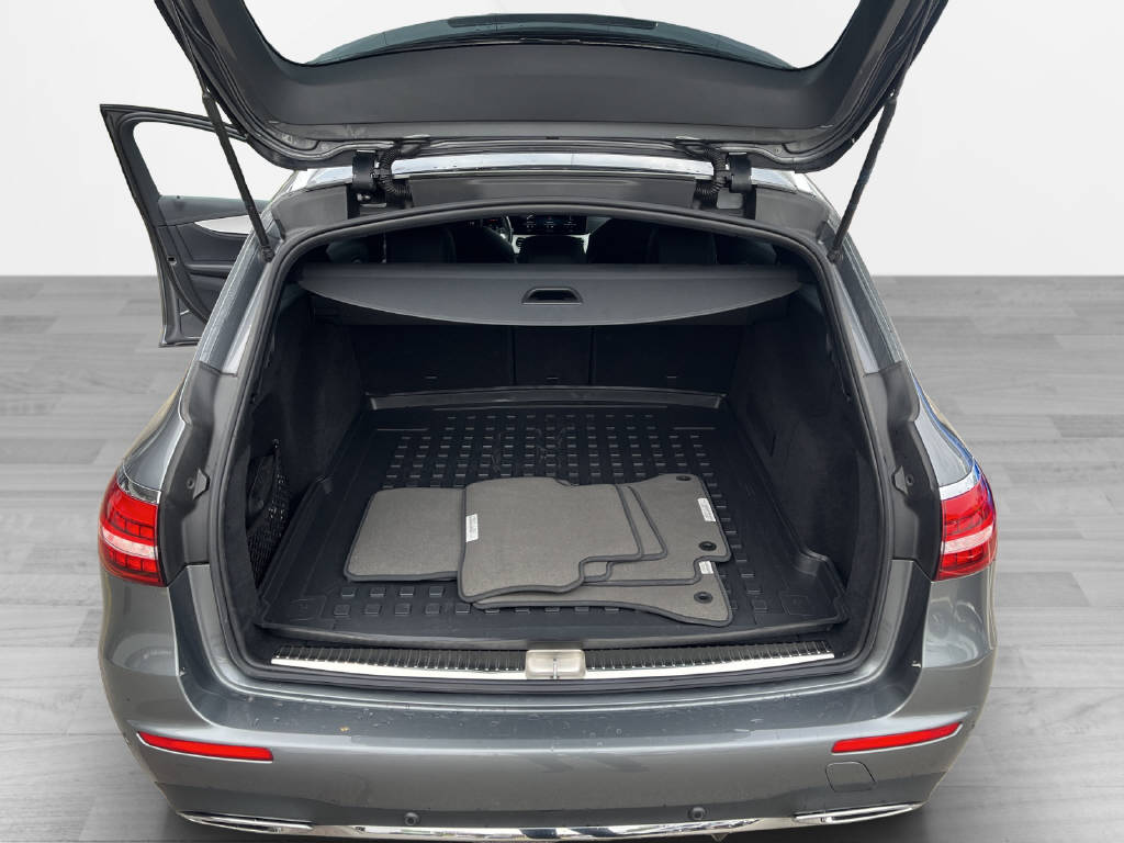 MERCEDES-BENZ E 220 d AMG Line Kombi-image-8