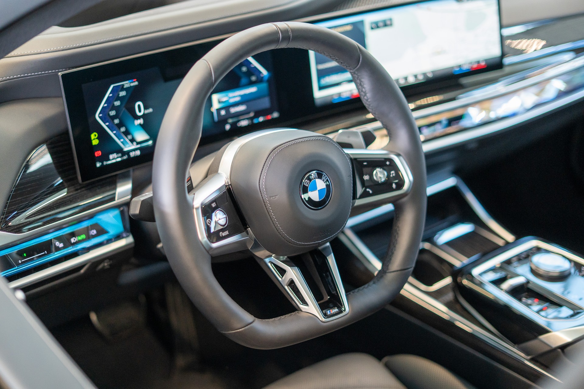 BMW 740d xDrive M Sport / Theatre Screen / Sky Lounge-image-10