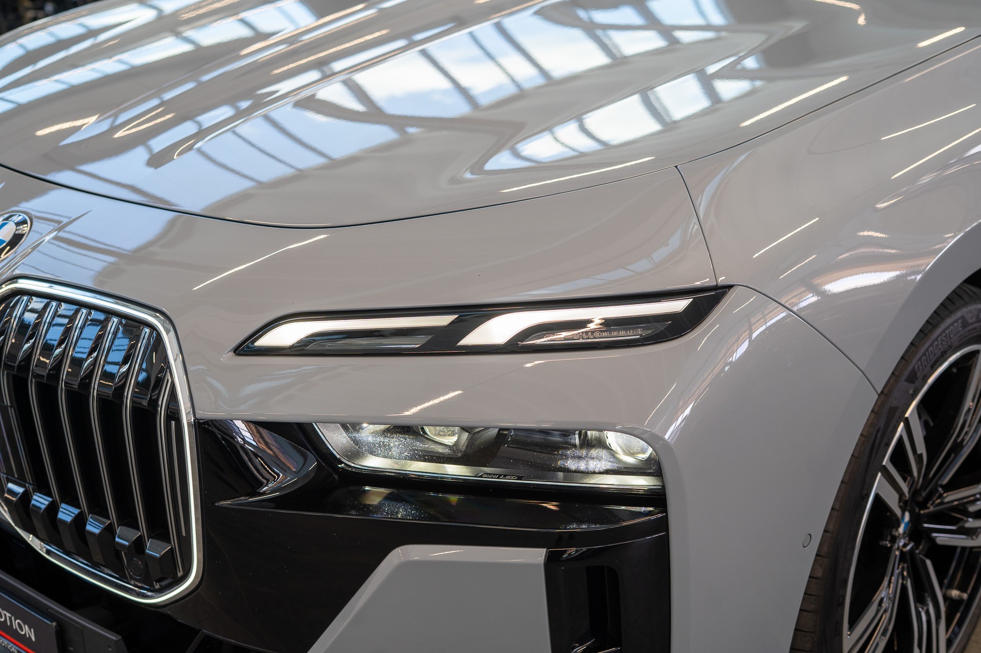 BMW 740d xDrive M Sport / Theatre Screen / Sky Lounge-image-9