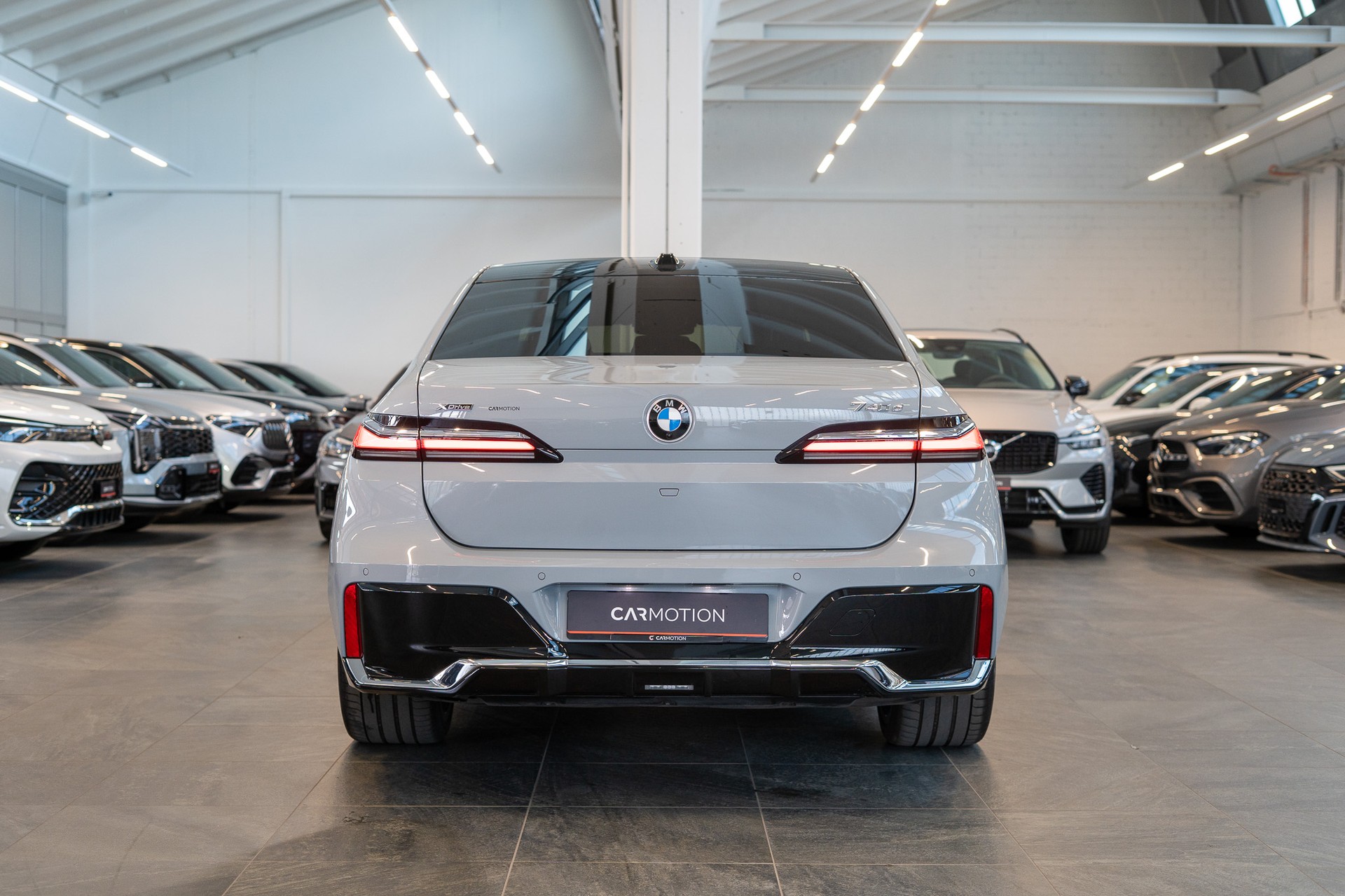 BMW 740d xDrive M Sport / Theatre Screen / Sky Lounge-image-5