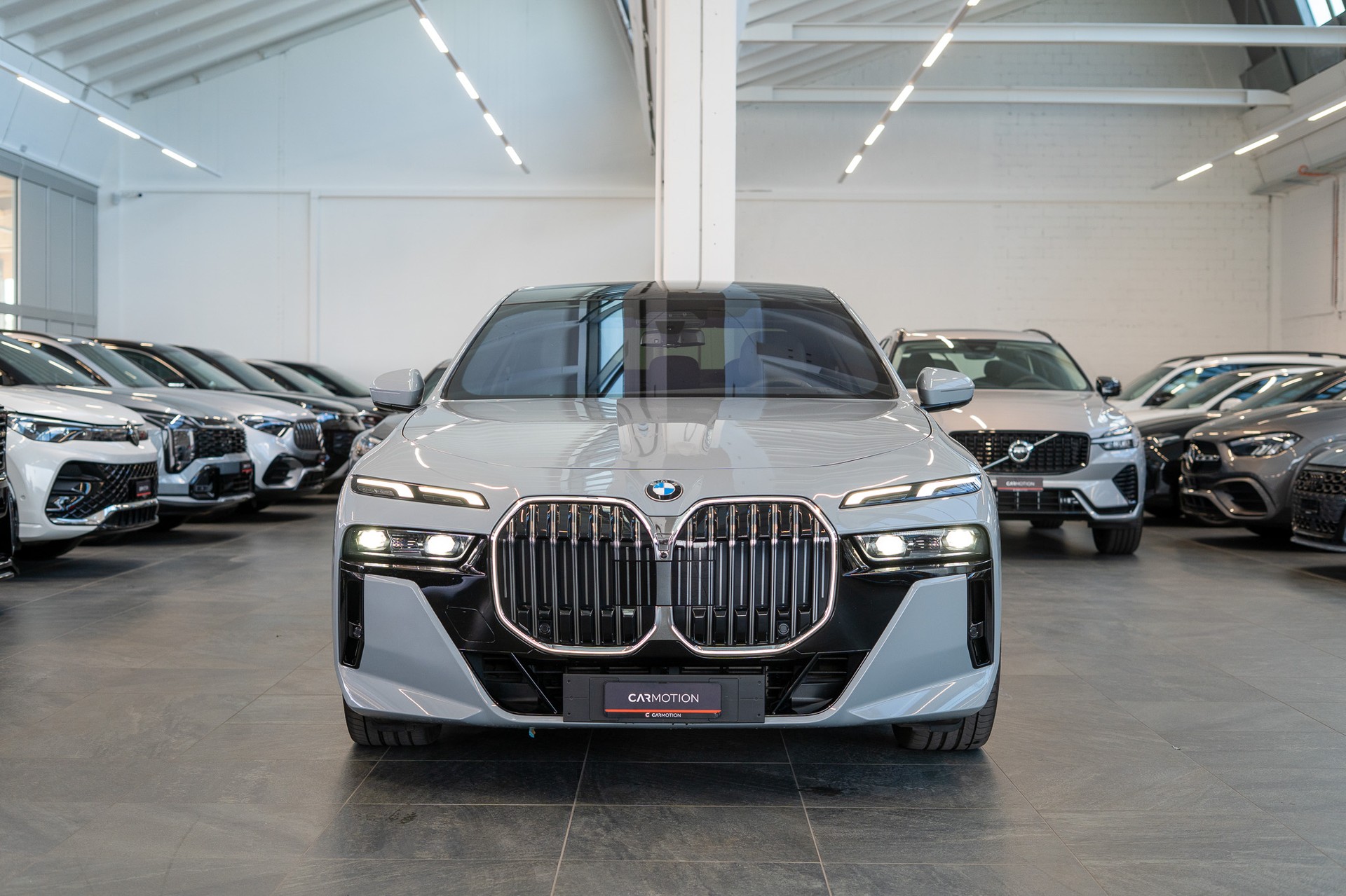 BMW 740d xDrive M Sport / Theatre Screen / Sky Lounge-image-2