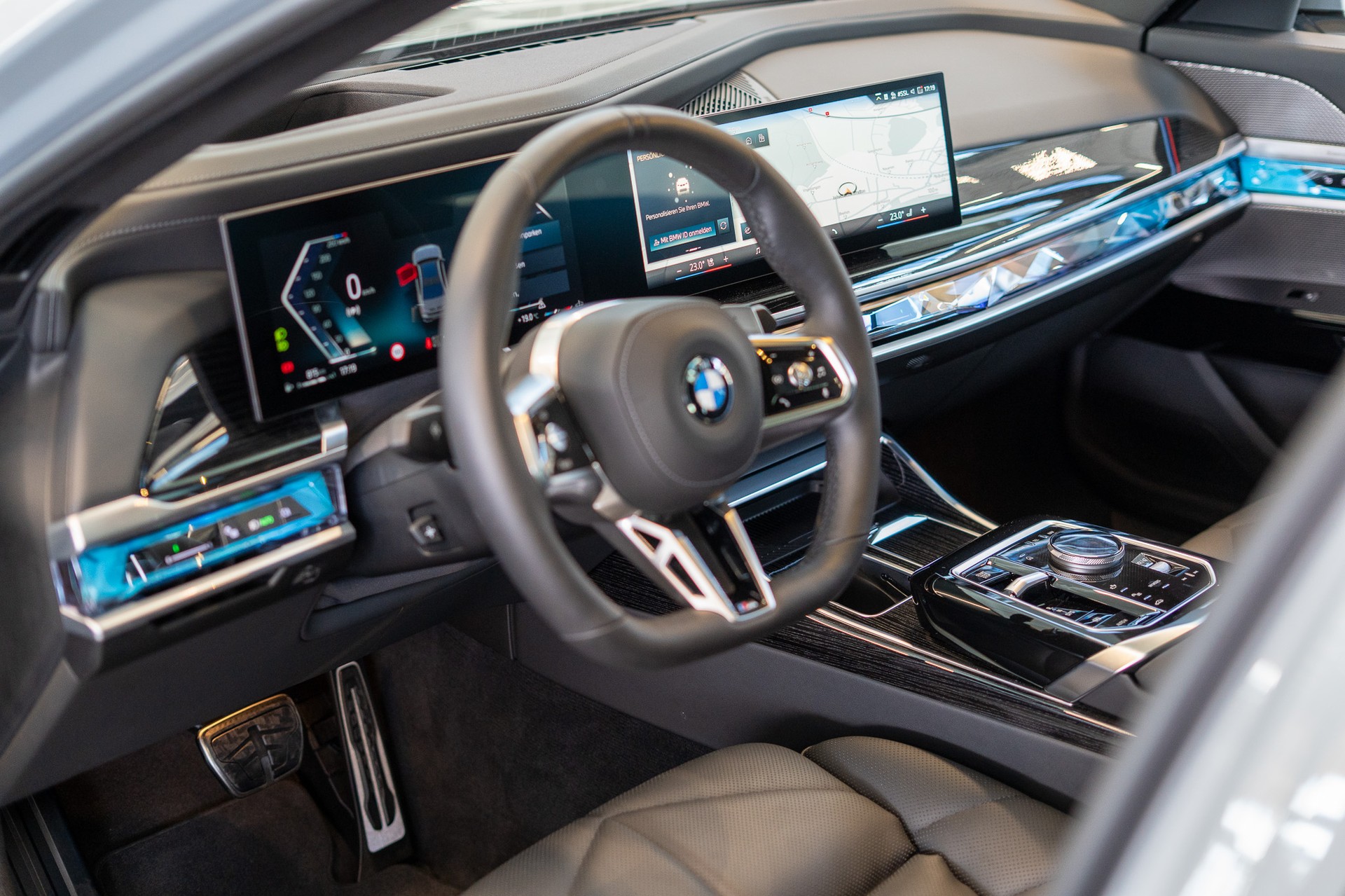 BMW 740d xDrive M Sport / Theatre Screen / Sky Lounge-image-11