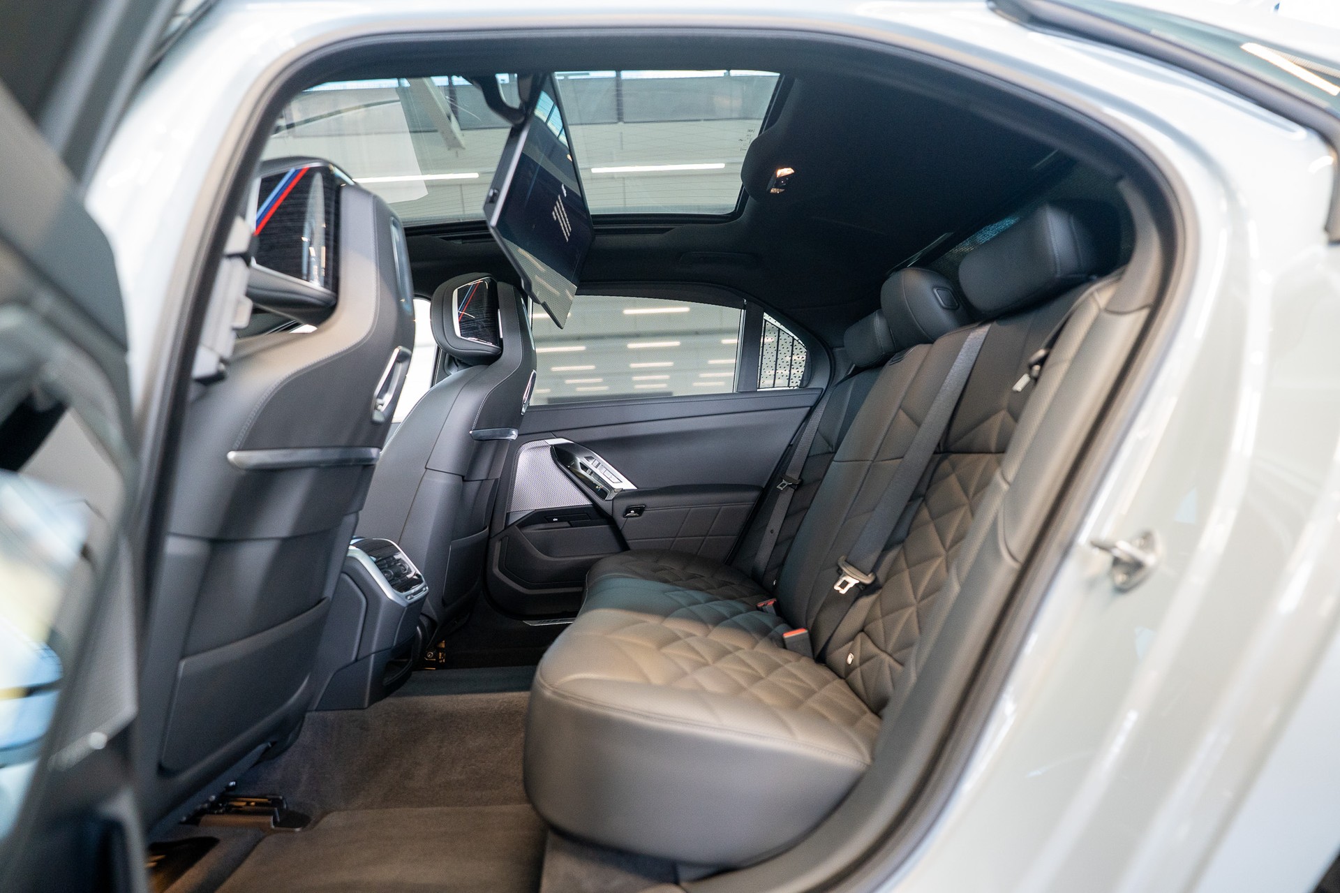 BMW 740d xDrive M Sport / Theatre Screen / Sky Lounge-image-14