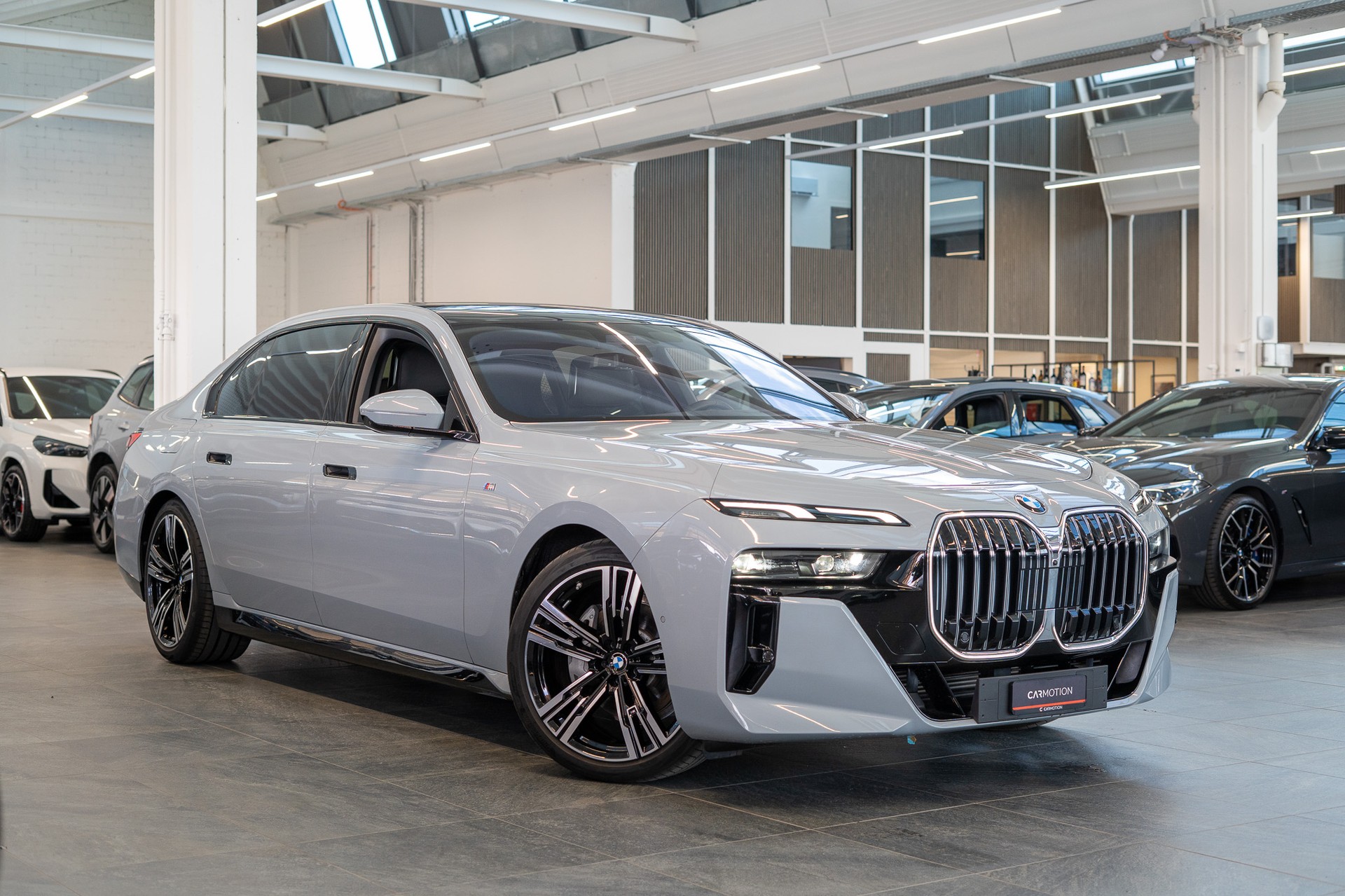 BMW 740d xDrive M Sport / Theatre Screen / Sky Lounge-image-3