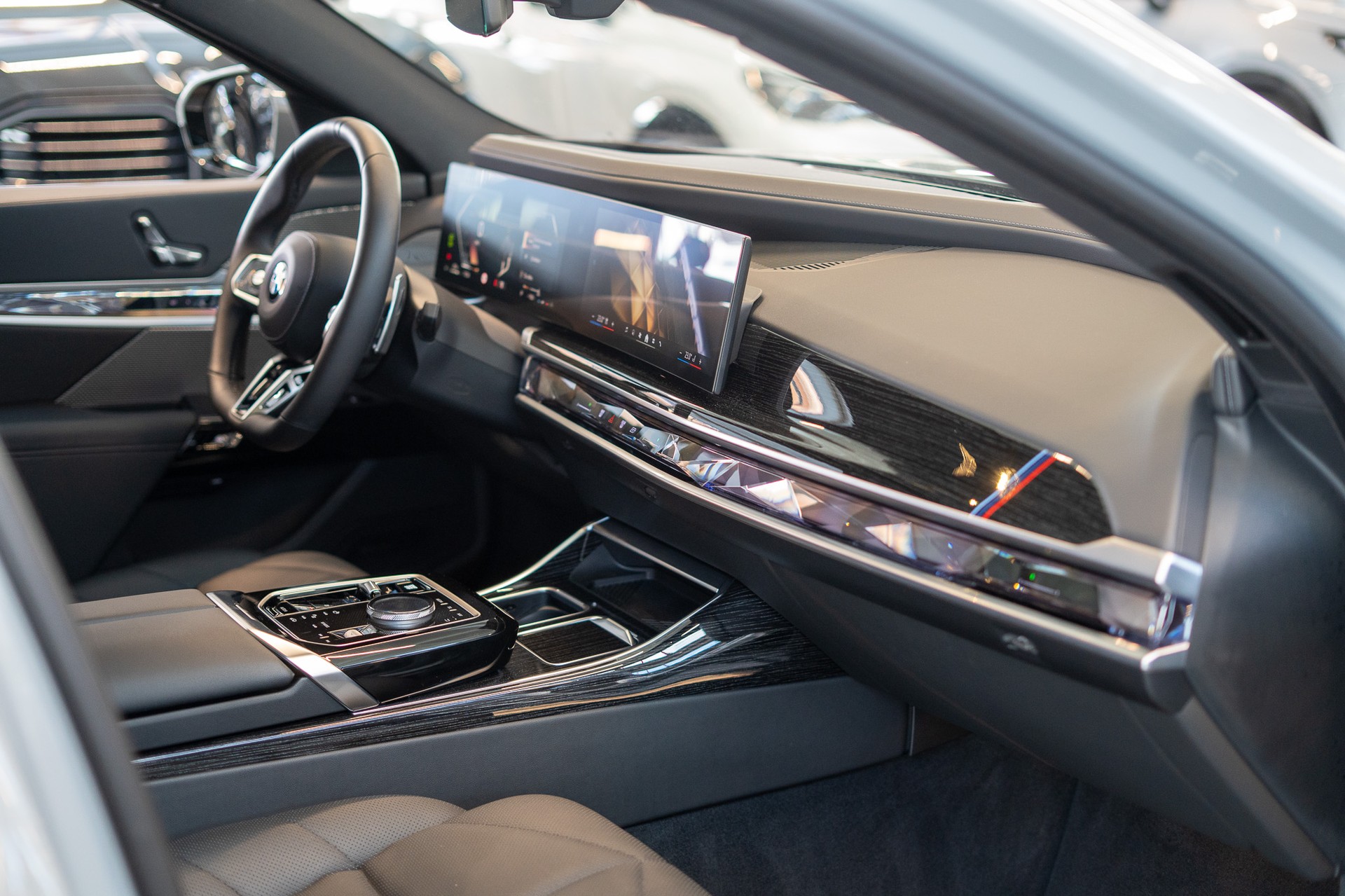 BMW 740d xDrive M Sport / Theatre Screen / Sky Lounge-image-19