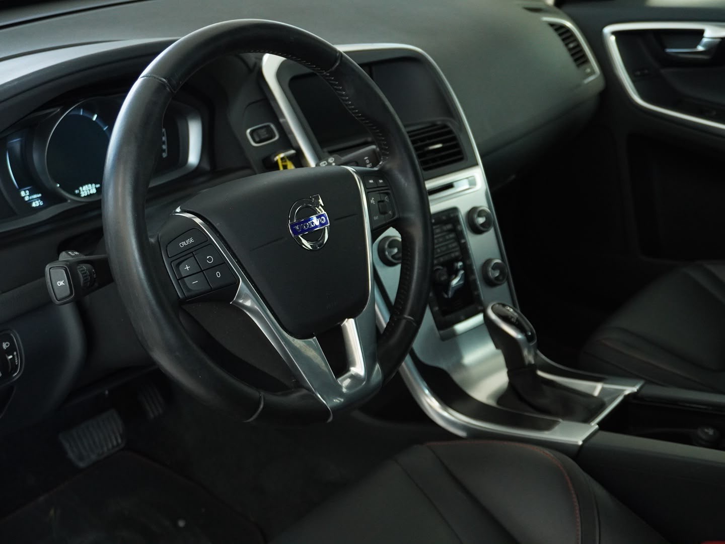 VOLVO XC60 D4 OceanRace Geartronic-image-2