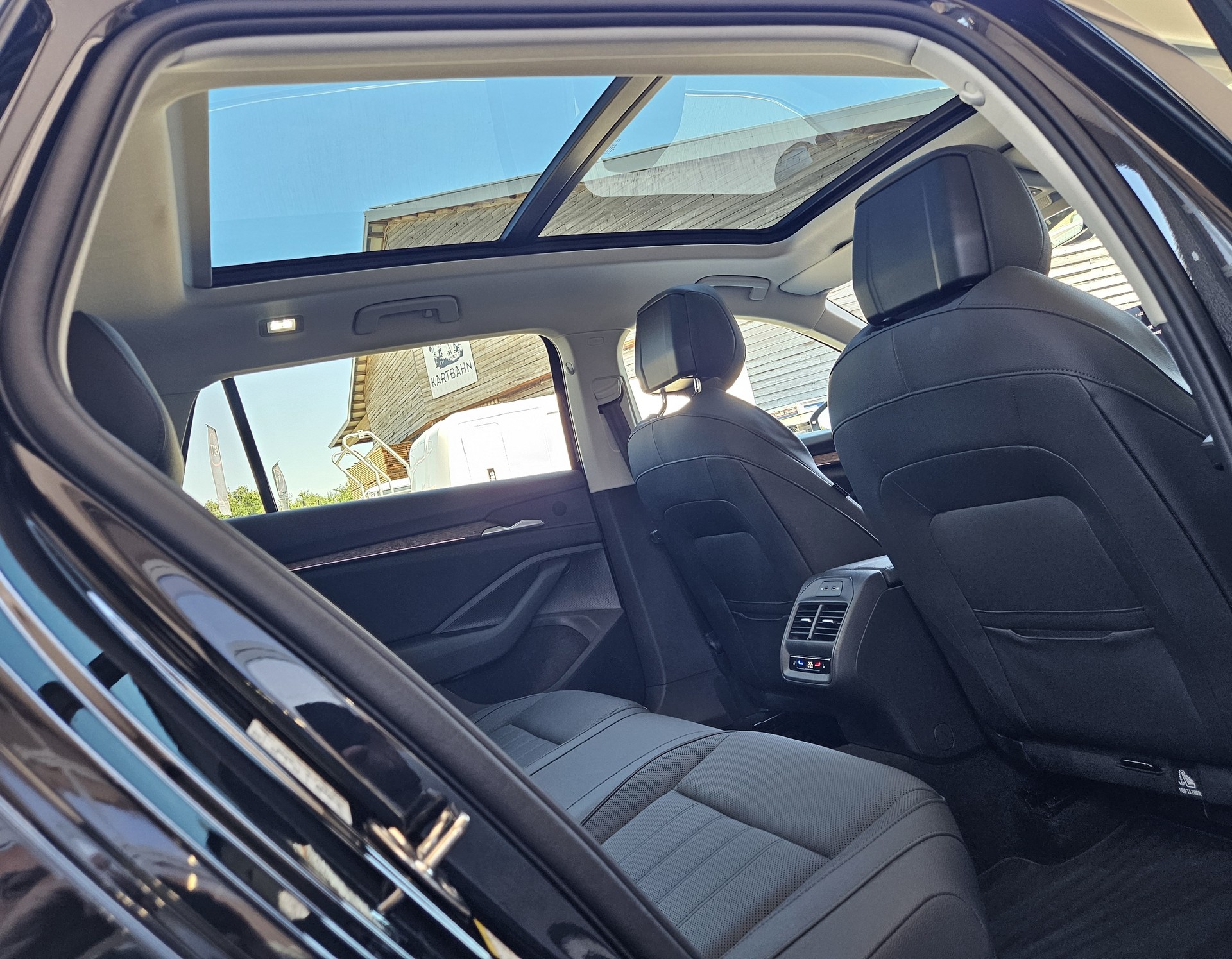 SKODA Superb Combi 2.0 TDi L&K 4x4 DSG mit Anhängerkupplung-image-24