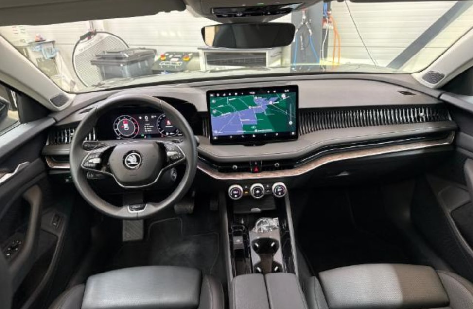 SKODA Superb Combi 2.0 TDi L&K 4x4 DSG mit Anhängerkupplung-image-8