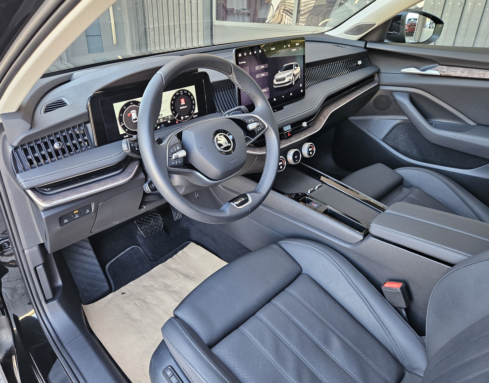SKODA Superb Combi 2.0 TDi L&K 4x4 DSG mit Anhängerkupplung-image-11