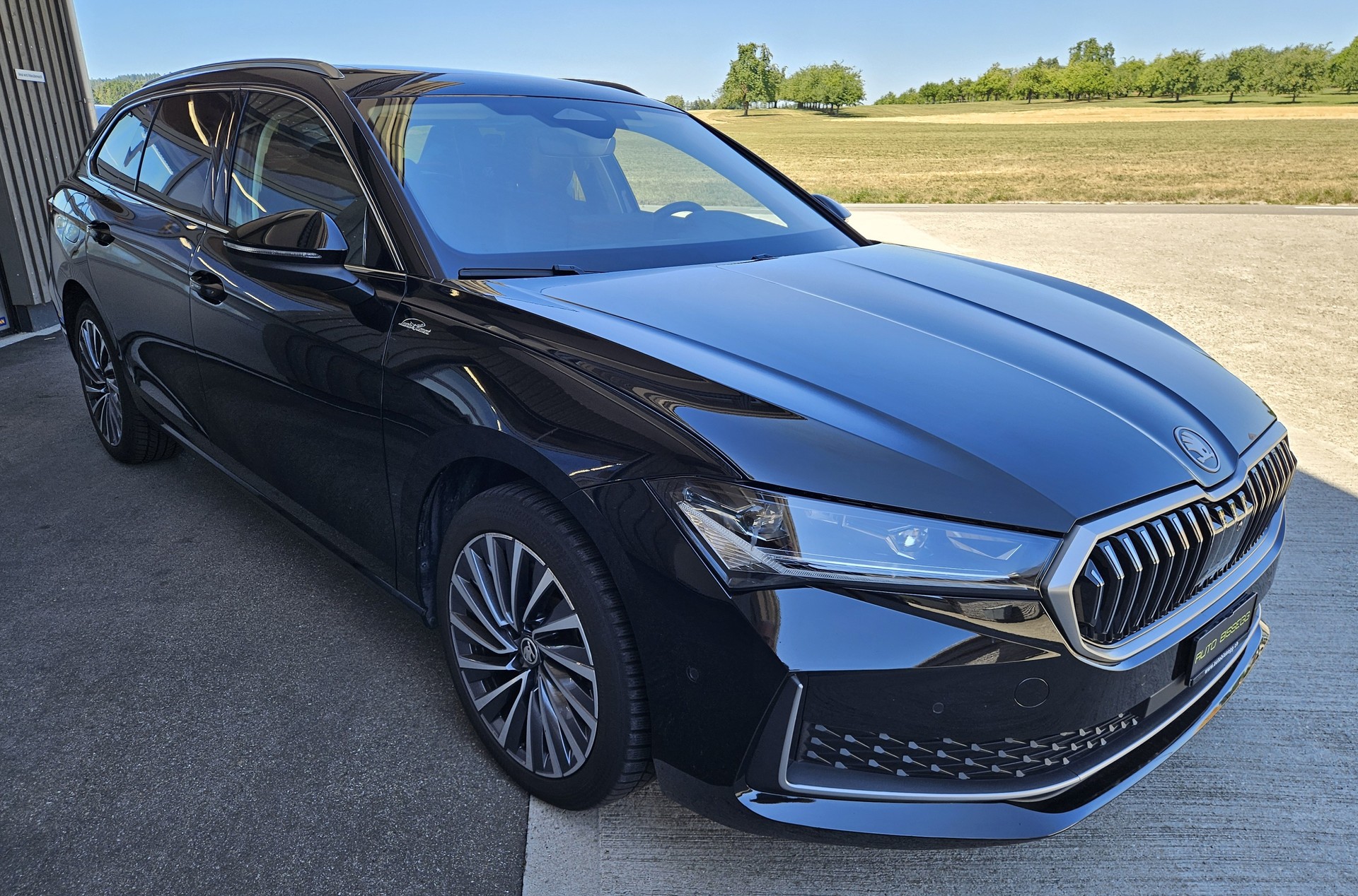 SKODA Superb Combi 2.0 TDi L&K 4x4 DSG mit Anhängerkupplung-image-0
