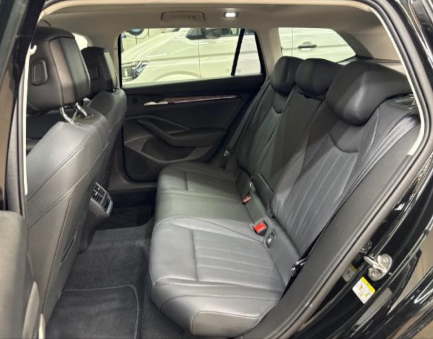 SKODA Superb Combi 2.0 TDi L&K 4x4 DSG mit Anhängerkupplung-image-9