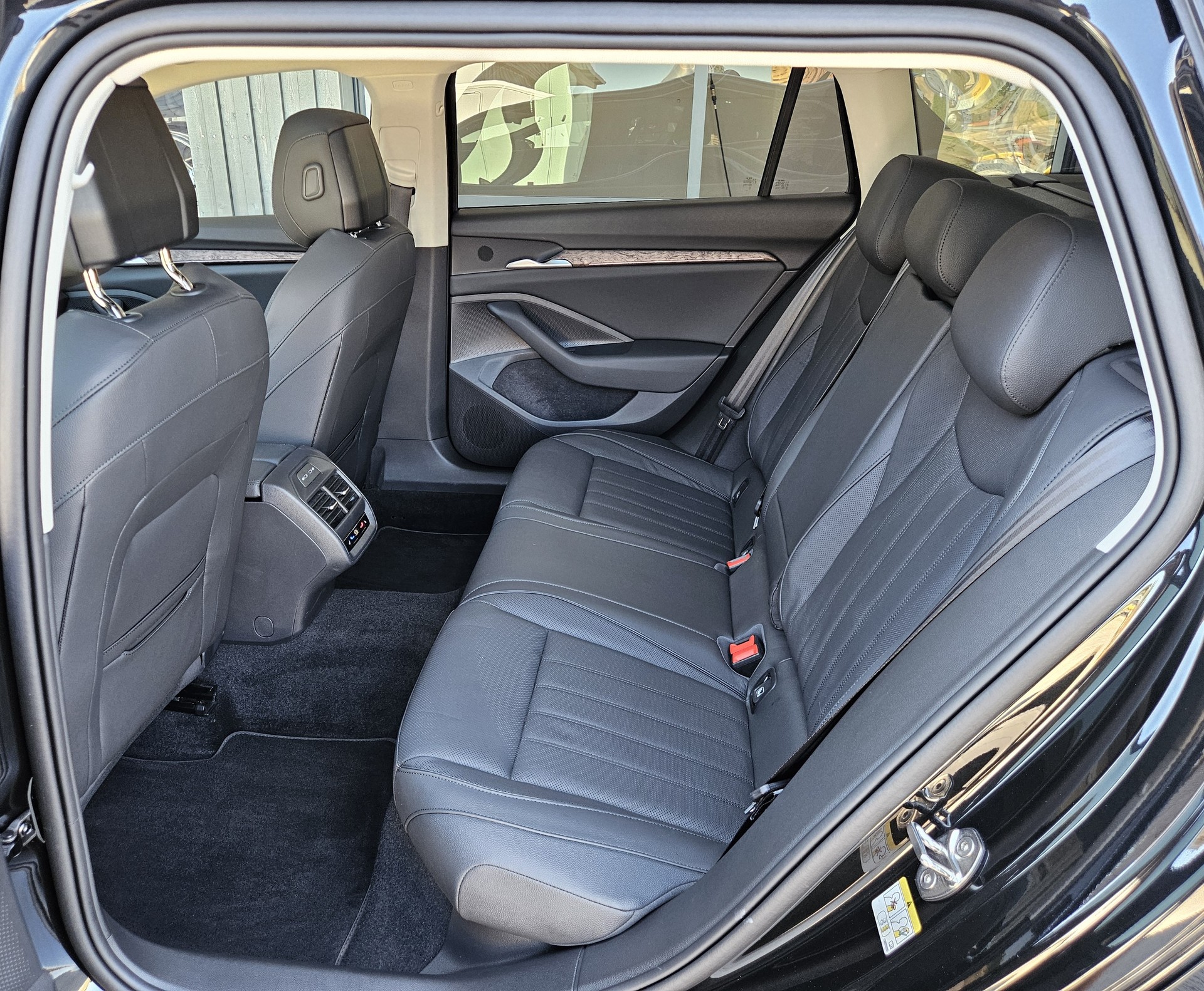 SKODA Superb Combi 2.0 TDi L&K 4x4 DSG mit Anhängerkupplung-image-23