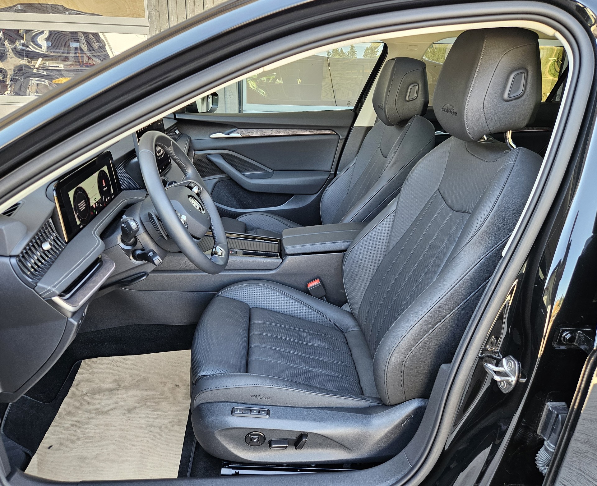 SKODA Superb Combi 2.0 TDi L&K 4x4 DSG mit Anhängerkupplung-image-9