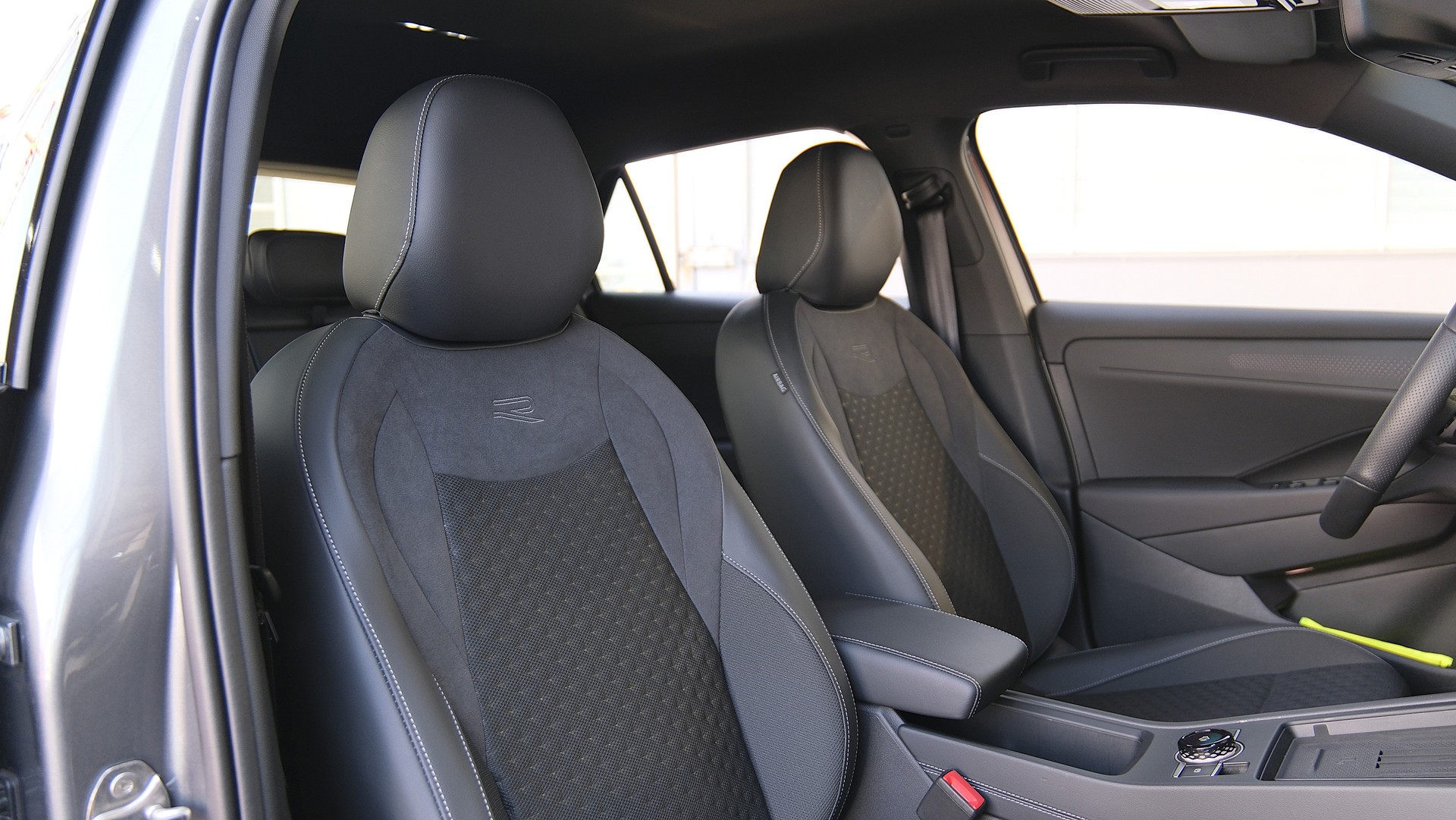 VW T-Roc 1.5 eTSI mHEV R-Line DSG " Black Style "-image-13