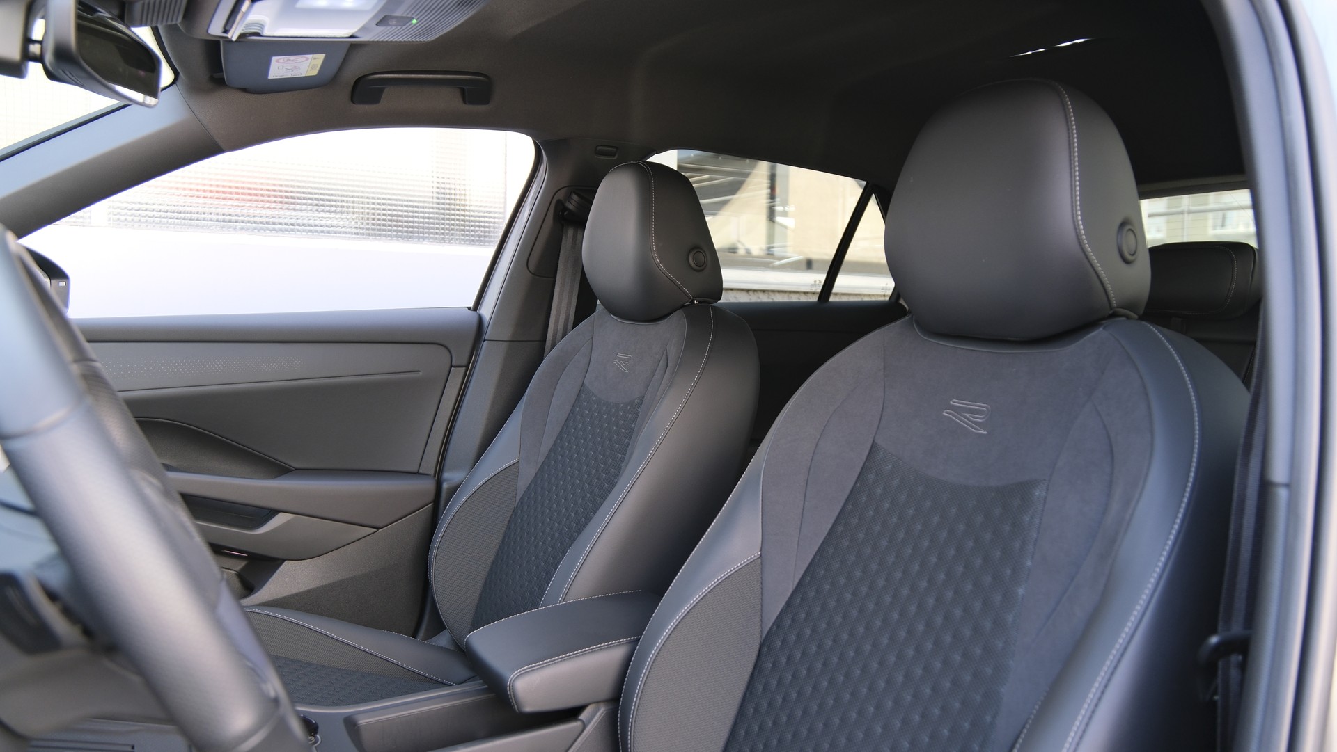 VW T-Roc 1.5 eTSI mHEV R-Line DSG " Black Style "-image-4