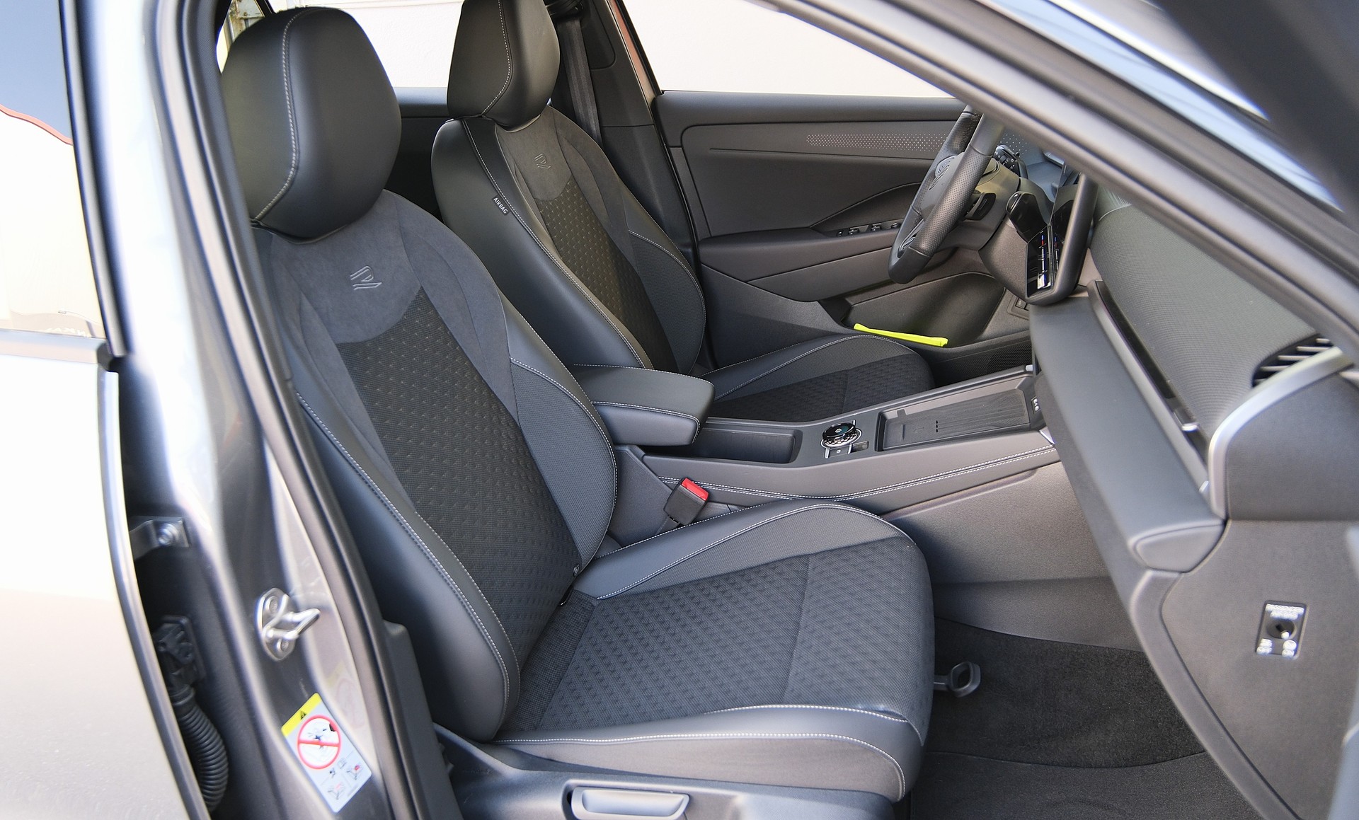VW T-Roc 1.5 eTSI mHEV R-Line DSG " Black Style "-image-12