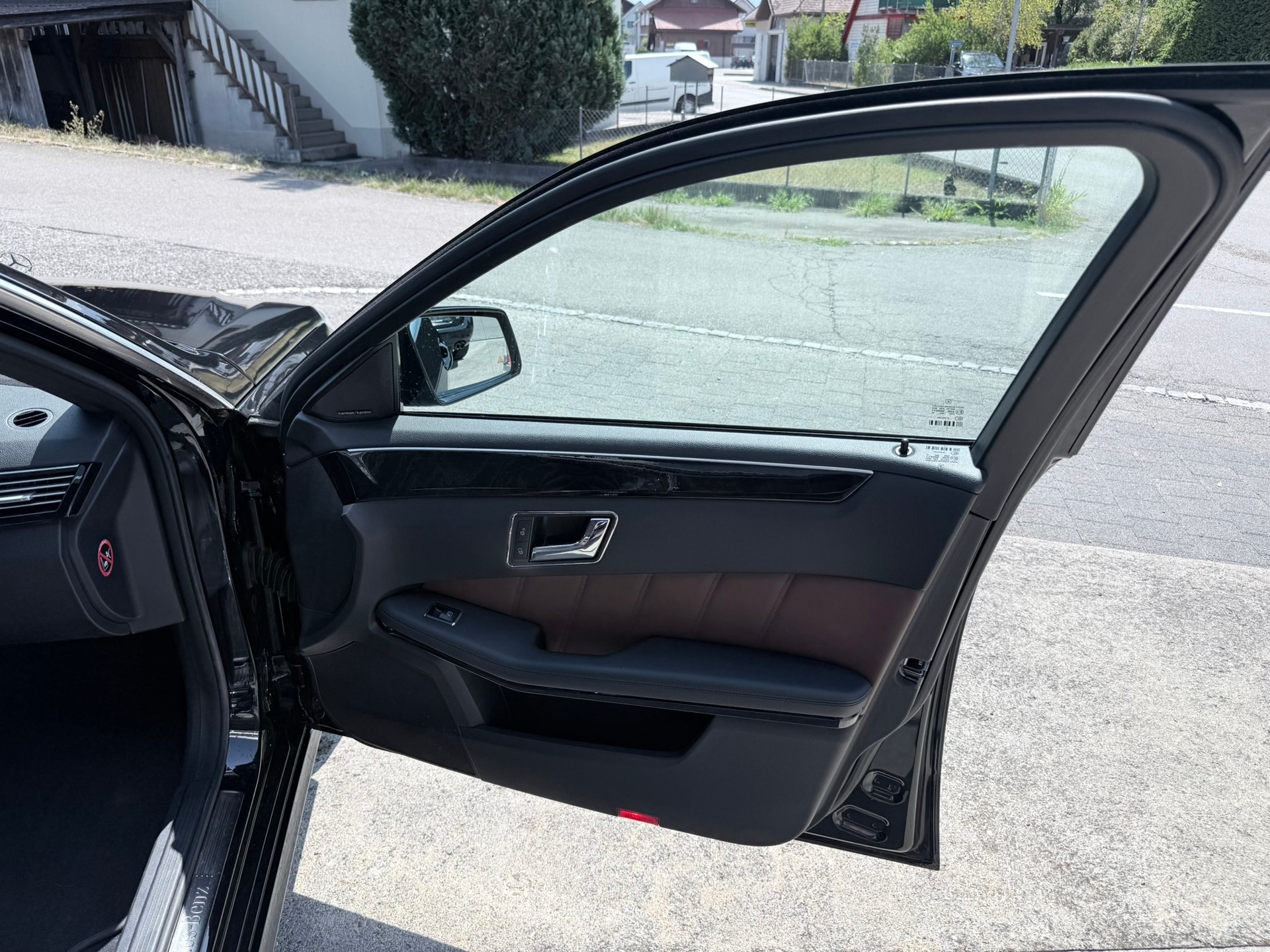MERCEDES-BENZ E 250 CGI BlueEfficiency Avantgarde Automatic-image-13