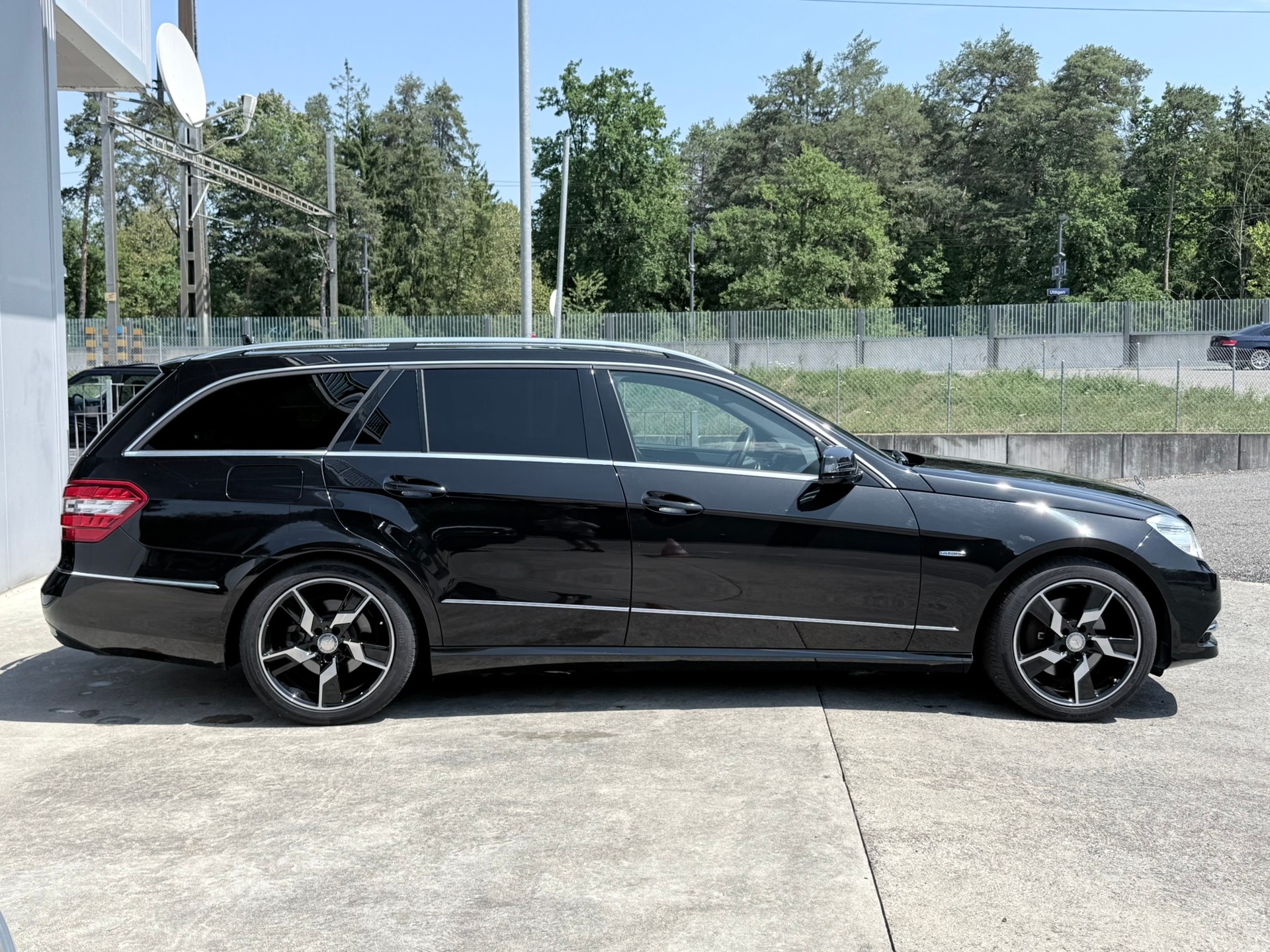 MERCEDES-BENZ E 250 CGI BlueEfficiency Avantgarde Automatic-image-5