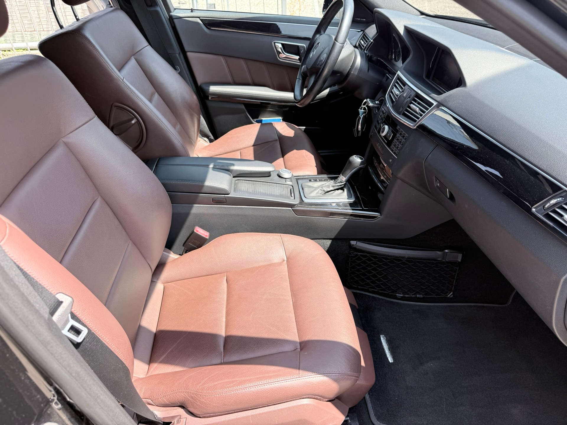 MERCEDES-BENZ E 250 CGI BlueEfficiency Avantgarde Automatic-image-15