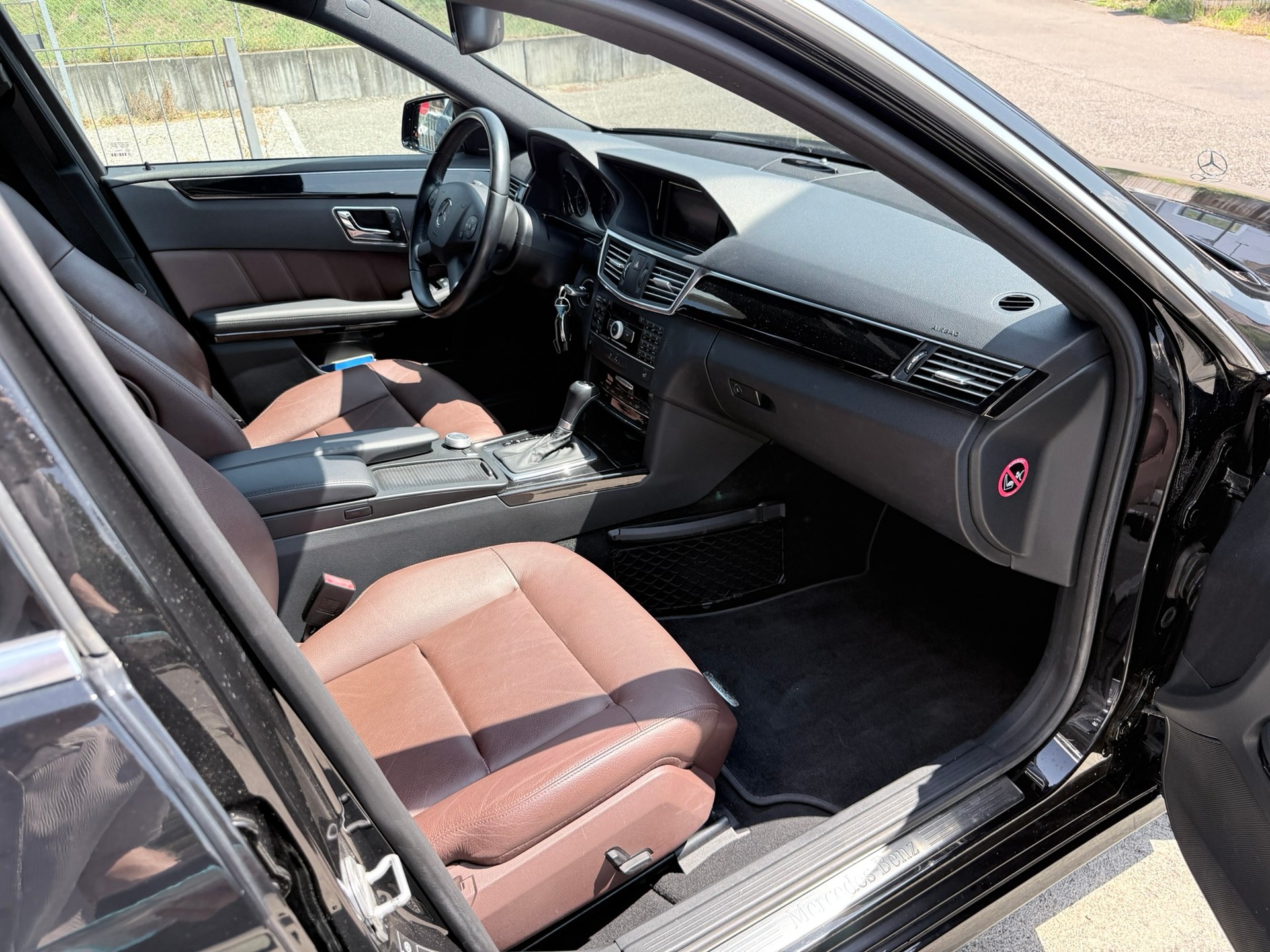 MERCEDES-BENZ E 250 CGI BlueEfficiency Avantgarde Automatic-image-14