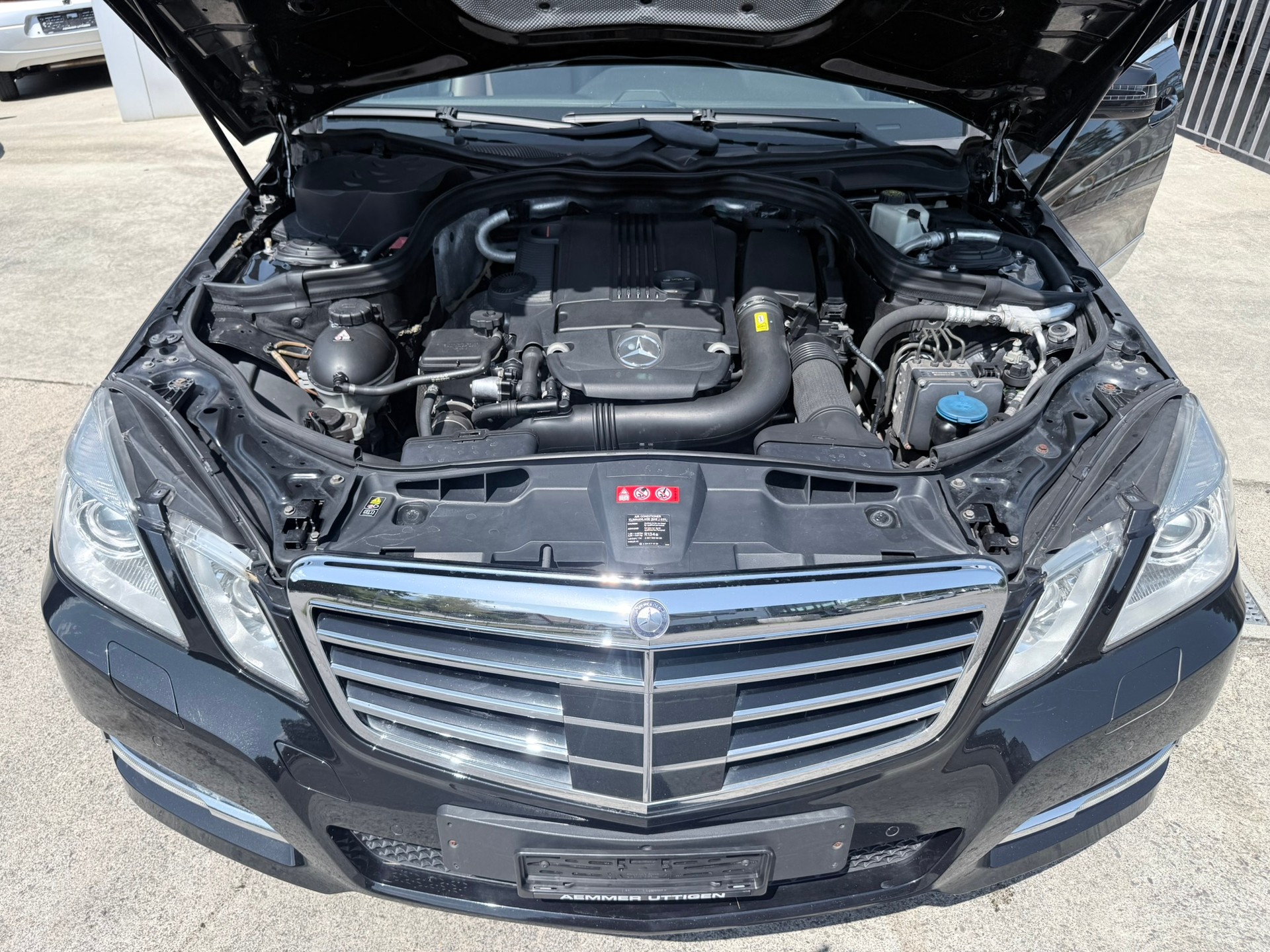 MERCEDES-BENZ E 250 CGI BlueEfficiency Avantgarde Automatic-image-27
