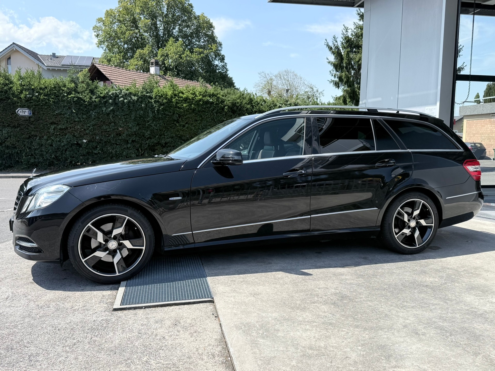MERCEDES-BENZ E 250 CGI BlueEfficiency Avantgarde Automatic-image-9