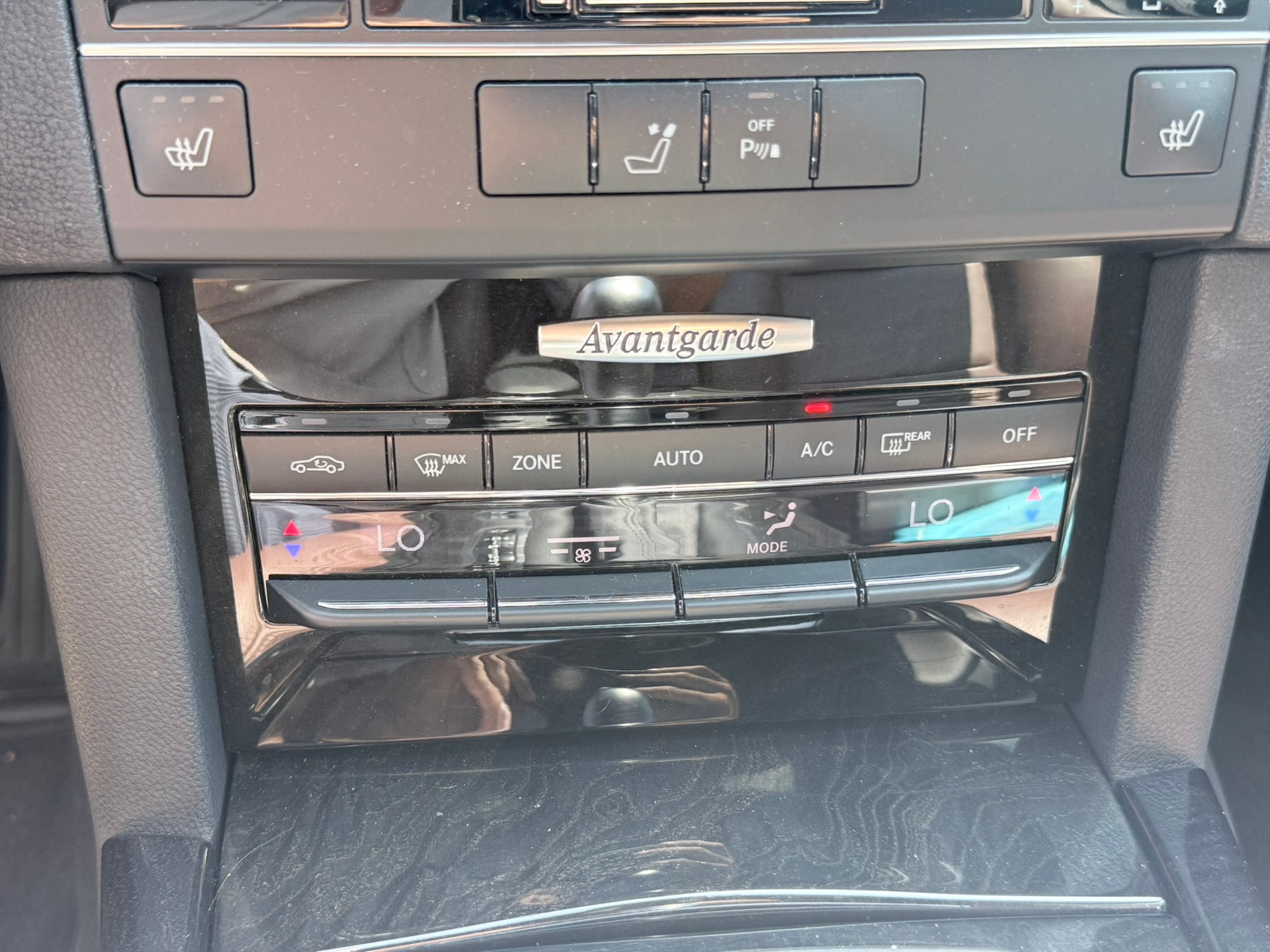 MERCEDES-BENZ E 250 CGI BlueEfficiency Avantgarde Automatic-image-25