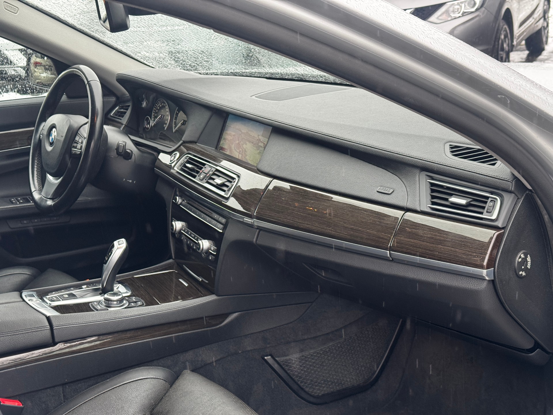 BMW 750i xDrive-image-9