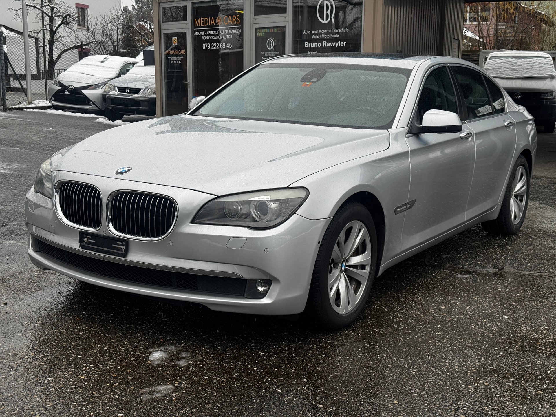 BMW 750i xDrive-image-2