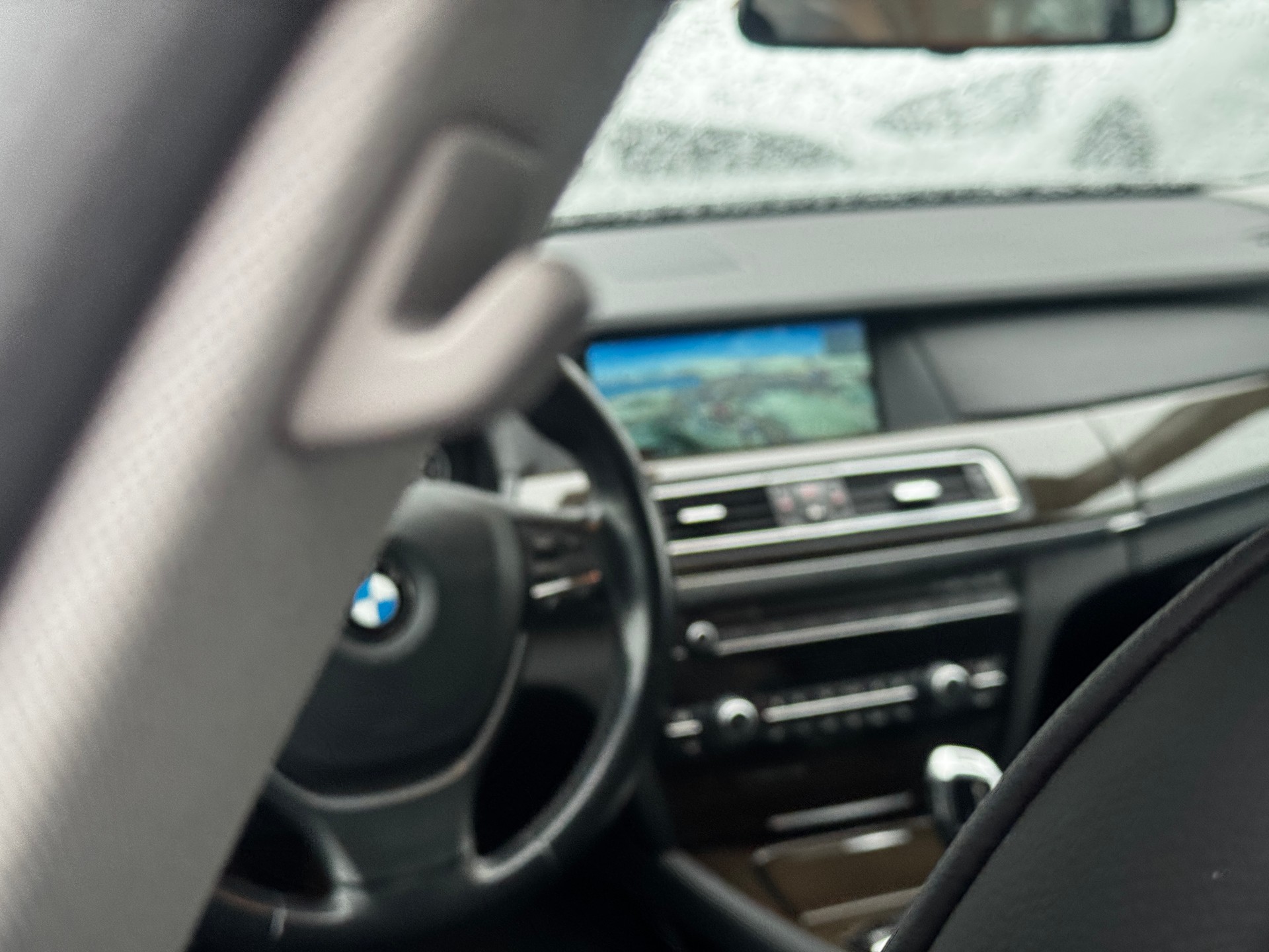 BMW 750i xDrive-image-10