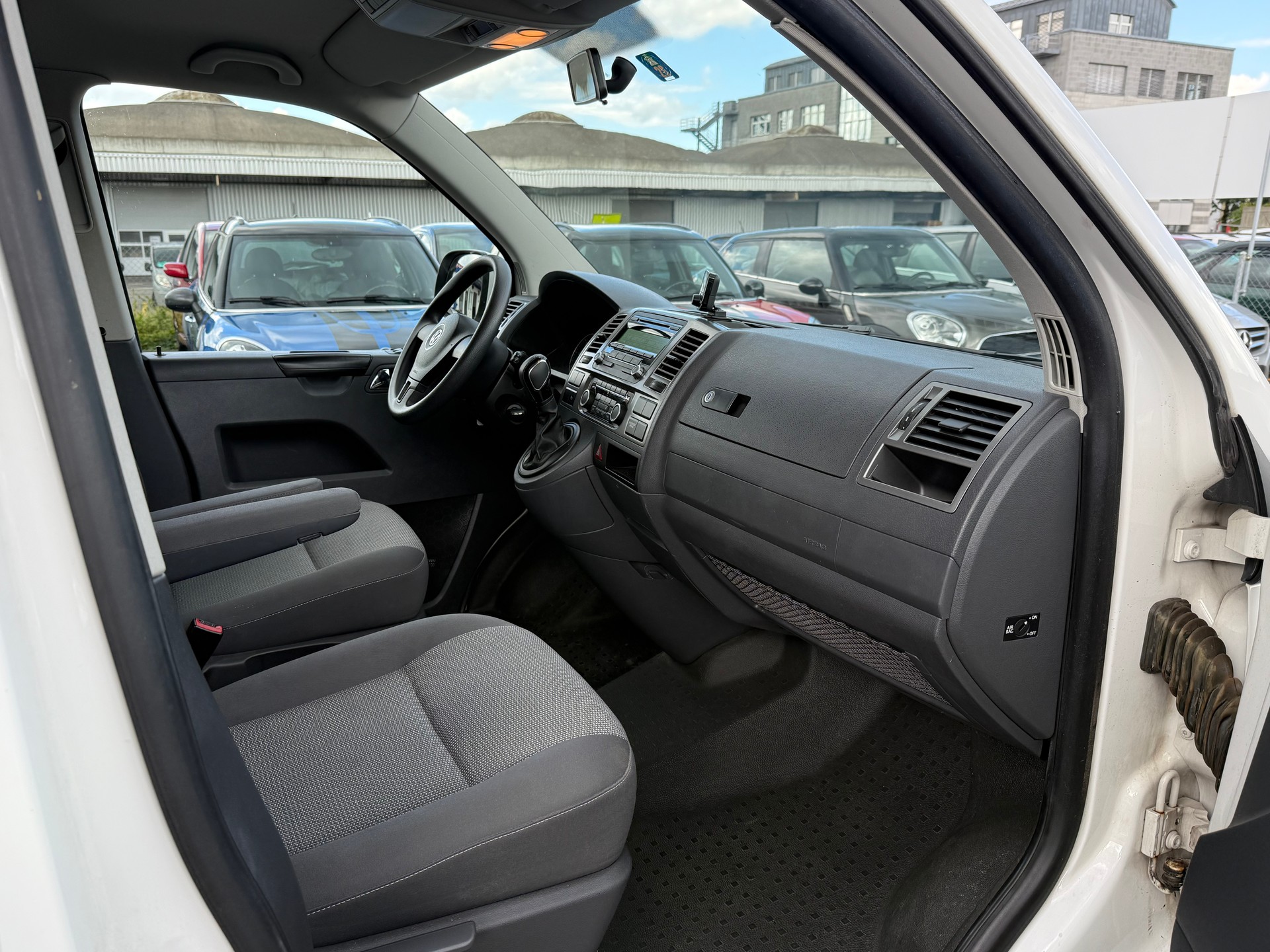 VW T5 Caravelle Comfortline 2.0 TDI CR 4Motion DSG / Frisch ab MFK / 1.Hand / 8 Plätzer / Standheizung / AHK 2500kg / Tempomat-image-7