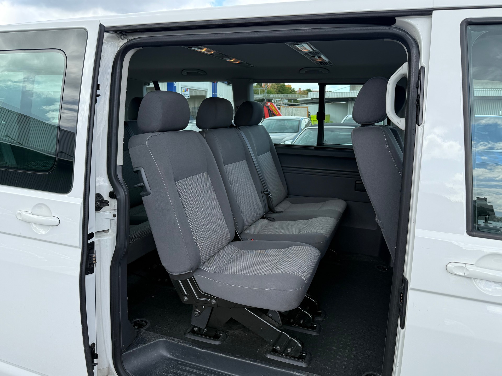 VW T5 Caravelle Comfortline 2.0 TDI CR 4Motion DSG / Frisch ab MFK / 1.Hand / 8 Plätzer / Standheizung / AHK 2500kg / Tempomat-image-10